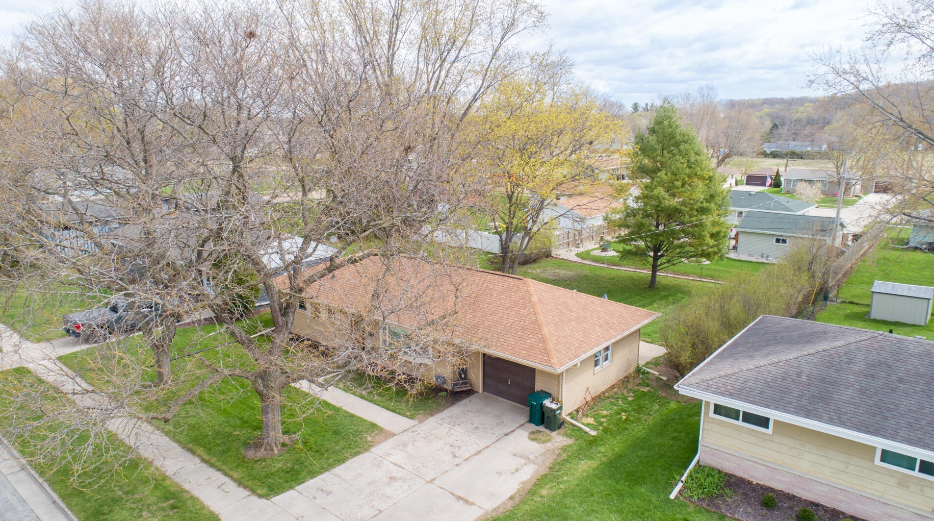 626 Harker Ave, Hartford WI  53027-2210 exterior