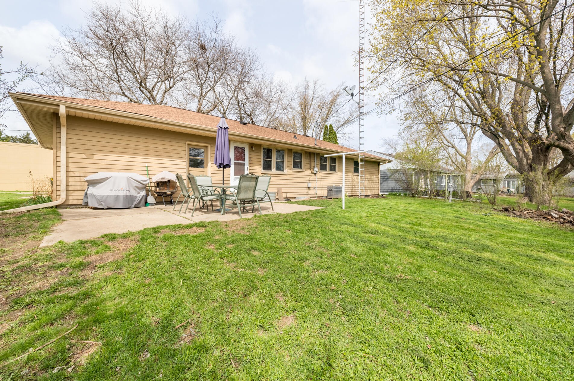 626 Harker Ave, Hartford WI  53027-2210 exterior