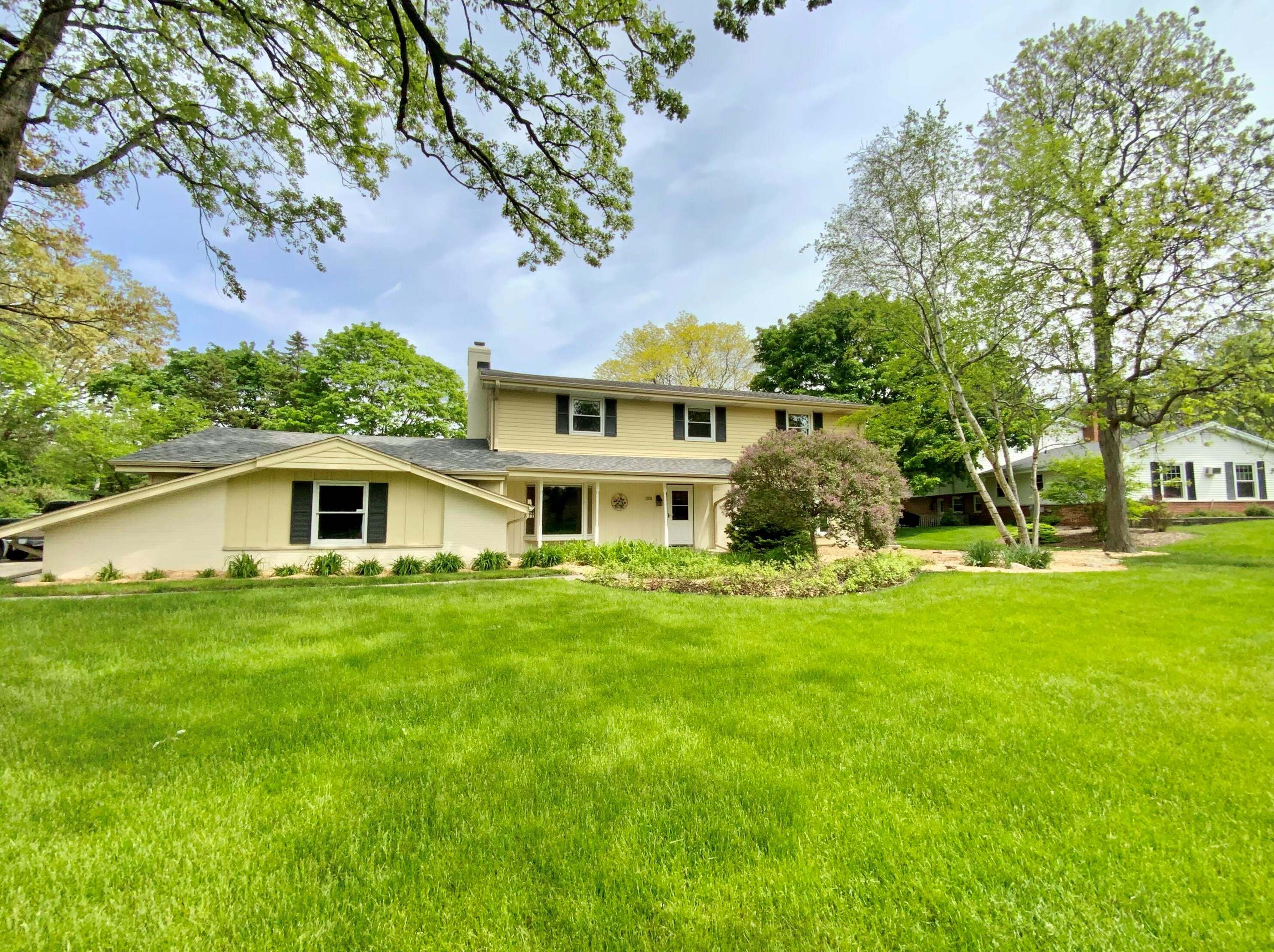 17720 Redvere Dr, Brookfield WI  53045-1322 exterior