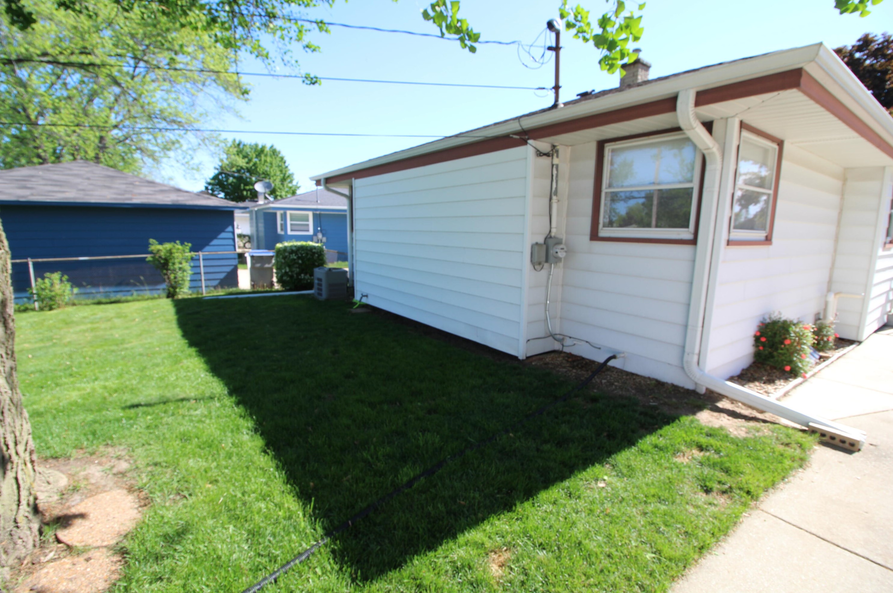 5725 89th St, Milwaukee WI  53225-2810 exterior