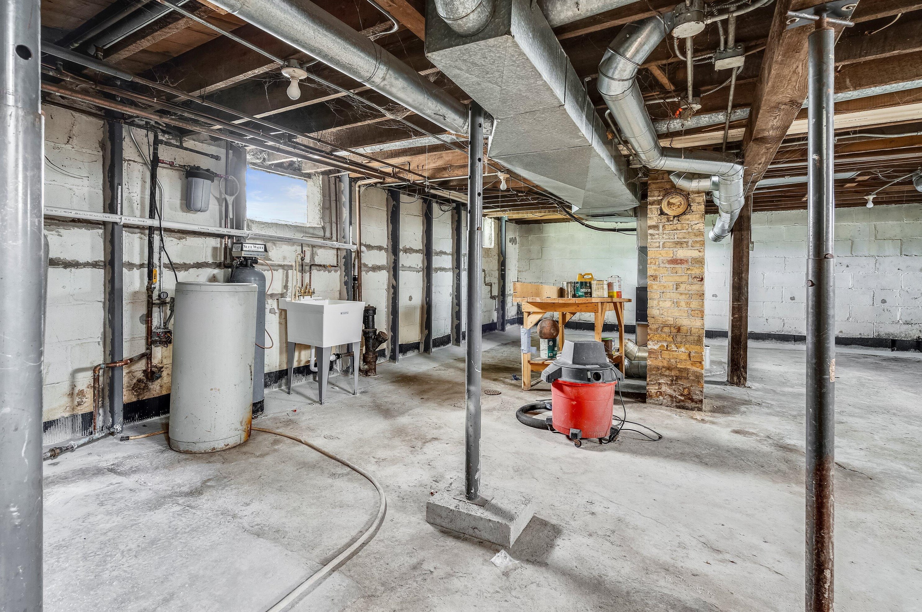 3840 Calhoun Rd, Brookfield WI  53005-2181 exterior