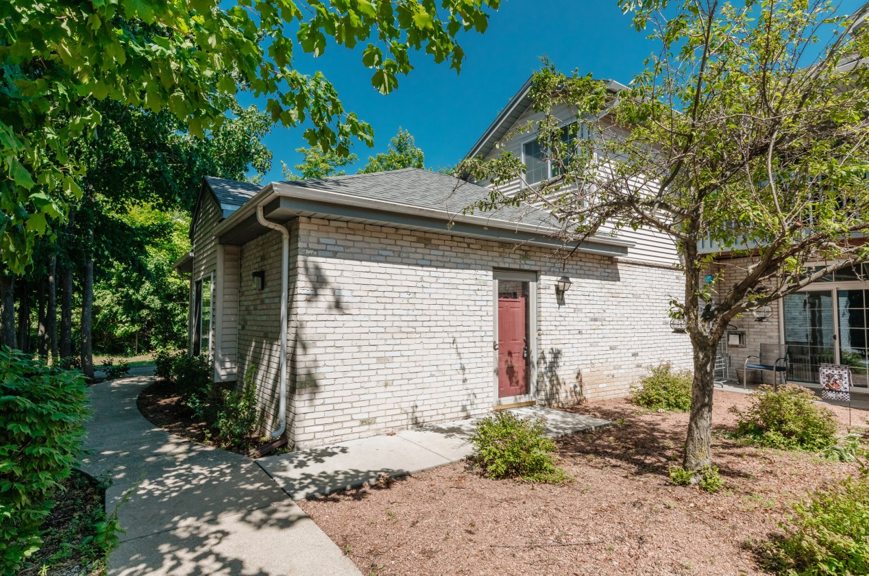 170 Oak Leaf Dr, Oak Creek WI  53154-4444 exterior