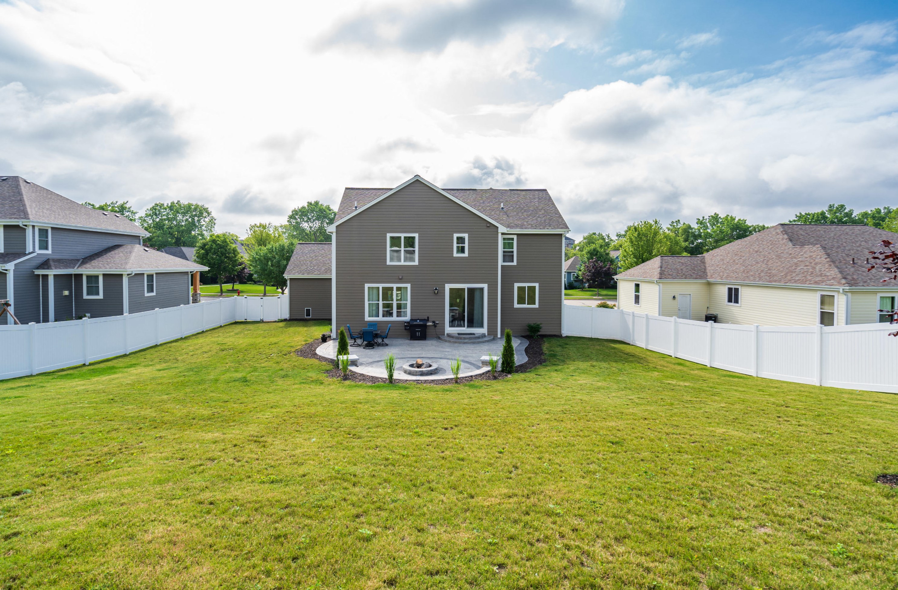 1933 Blackhawk Dr, Grafton WI  53024-2815 exterior