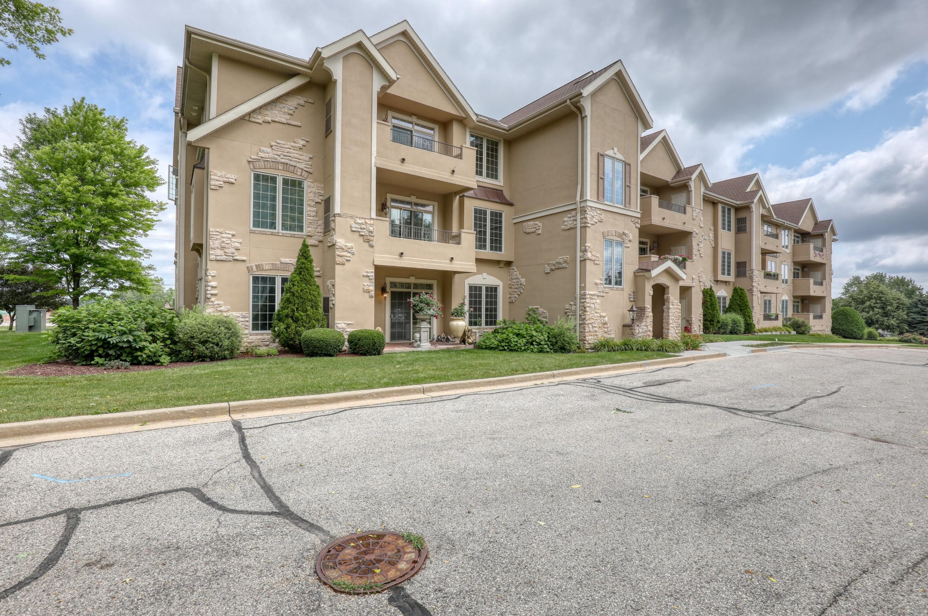 2912 University Dr, Waukesha WI  53188-1495 exterior