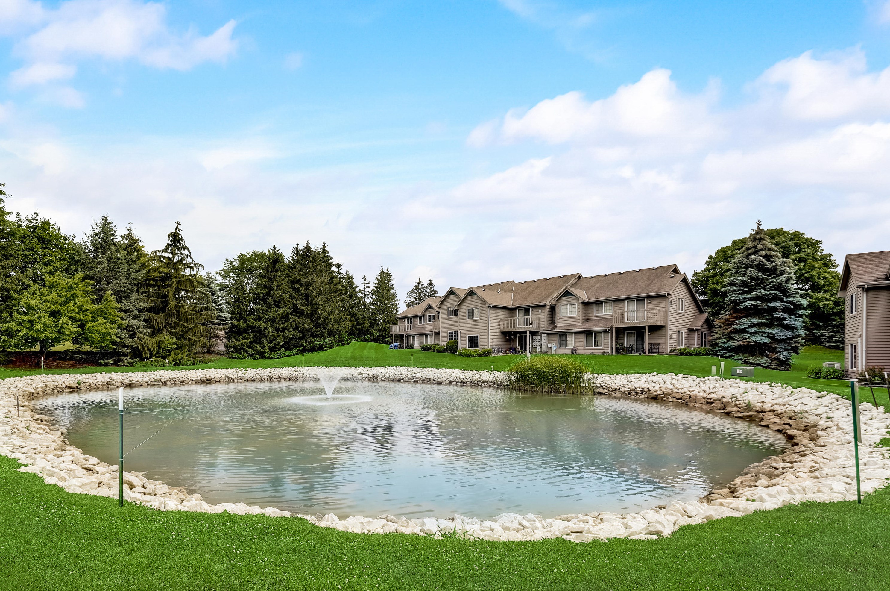18600 Brookfield Lake Dr, Brookfield WI  53045-6174 exterior