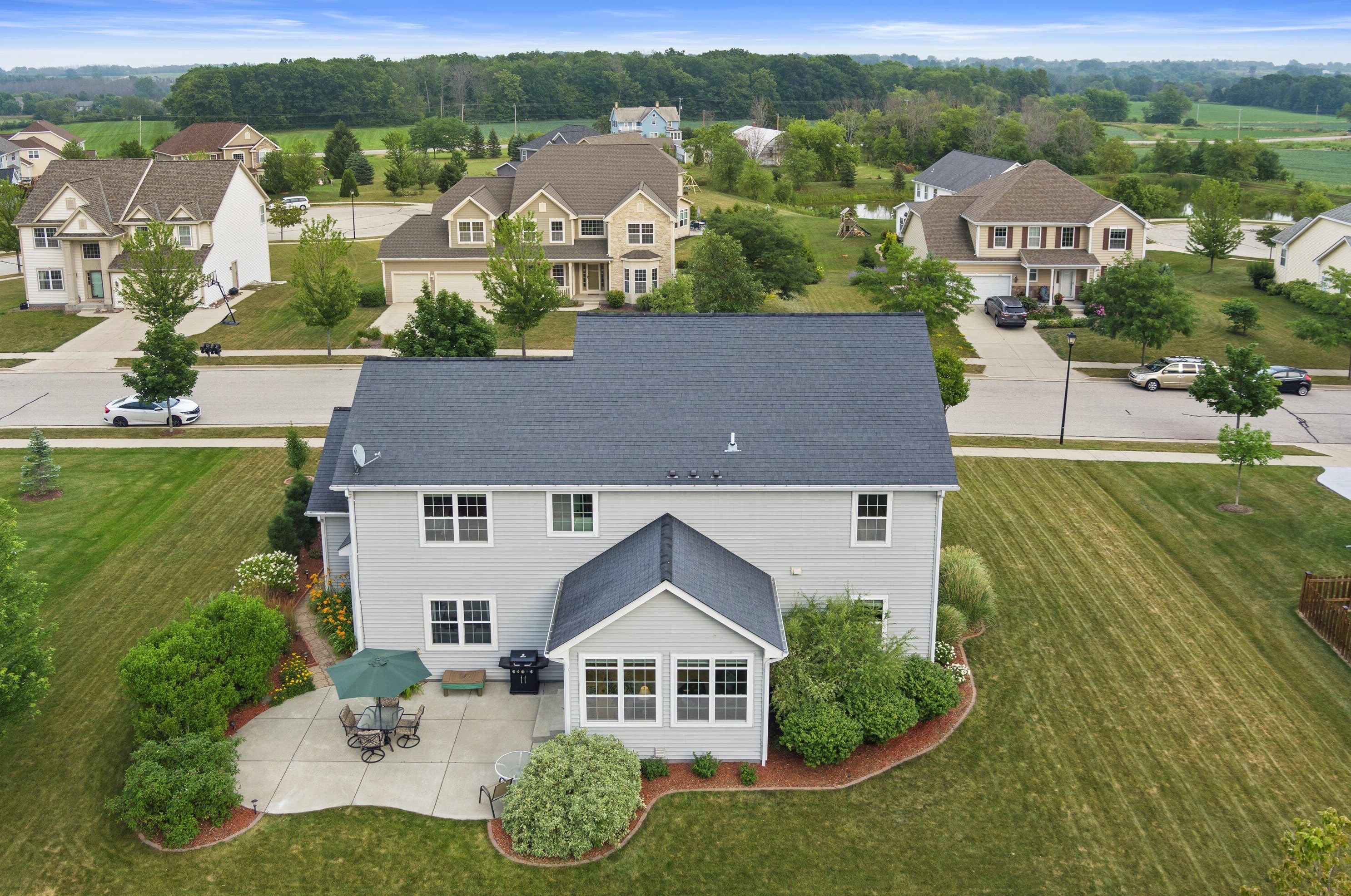 1967 Pawnee Dr, Grafton WI  53024-2830 exterior