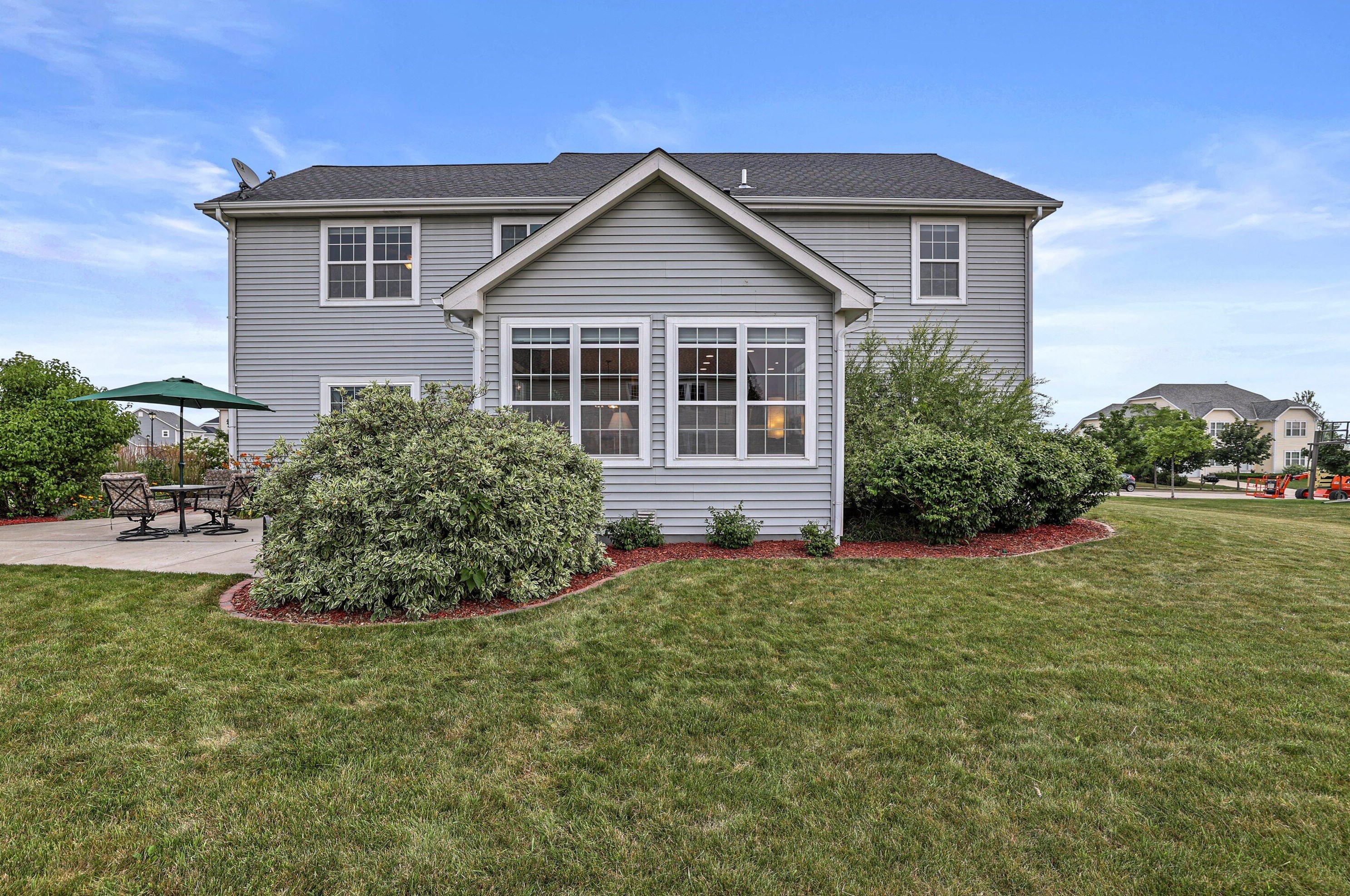 1967 Pawnee Dr, Grafton WI  53024-2830 exterior