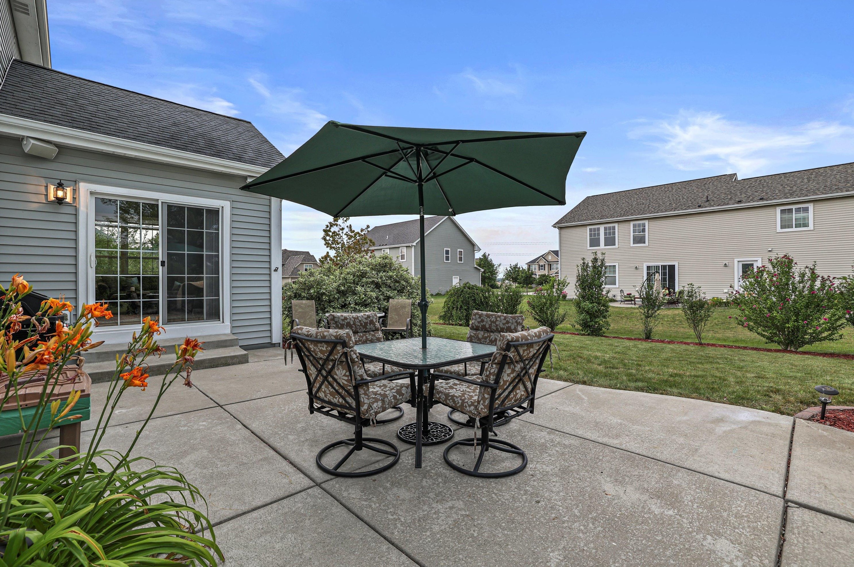 1967 Pawnee Dr, Grafton WI  53024-2830 exterior