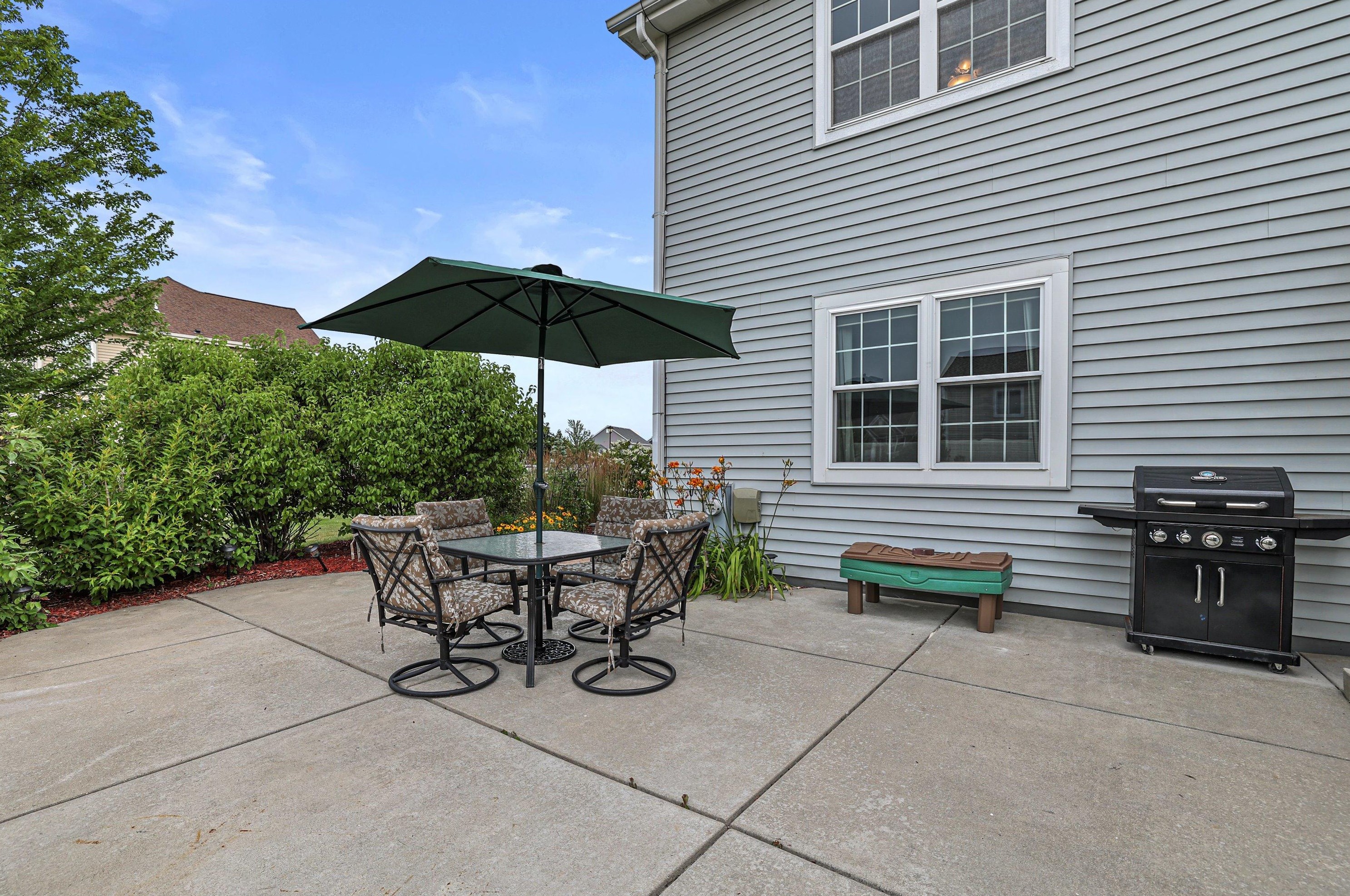 1967 Pawnee Dr, Grafton WI  53024-2830 exterior