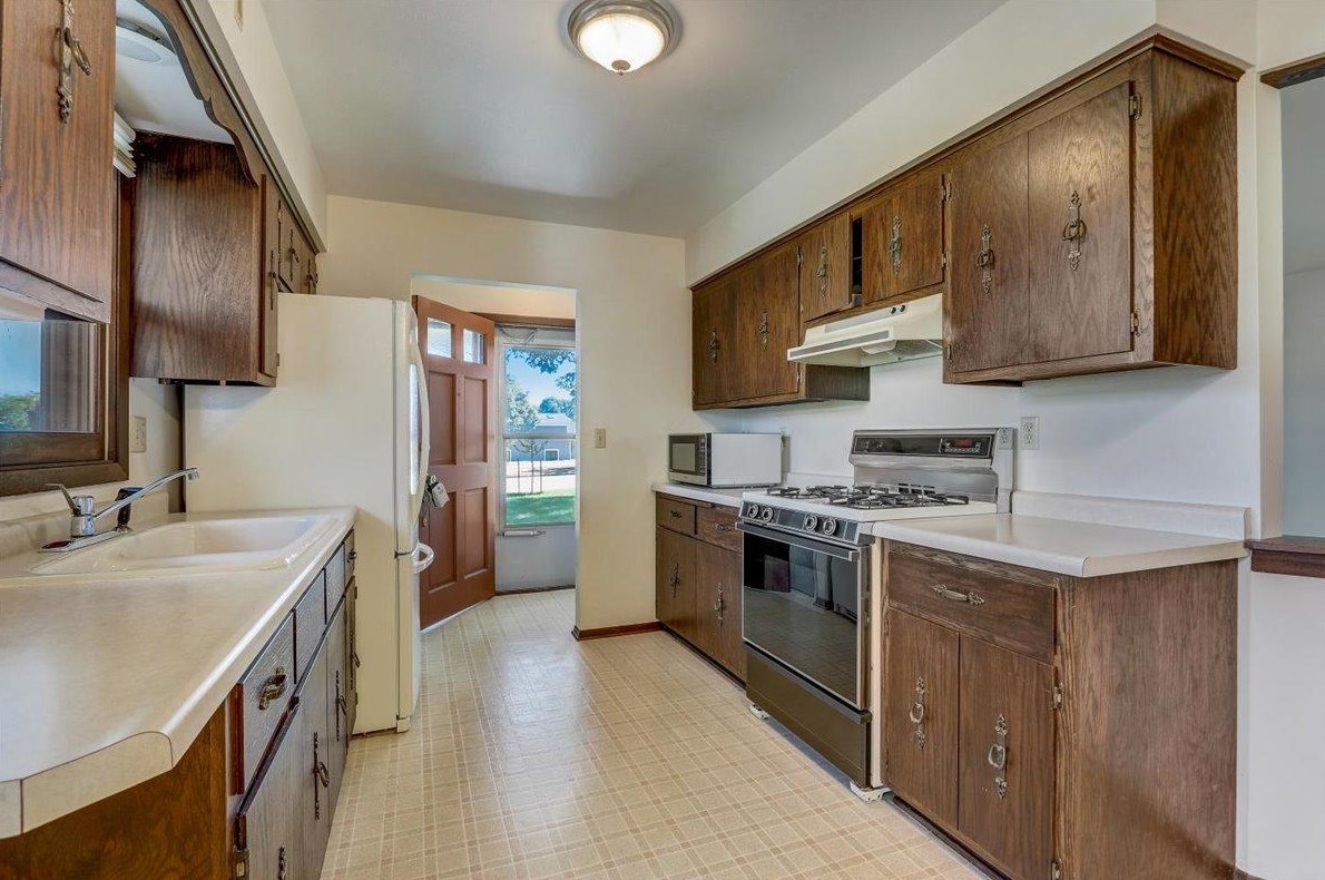 9522 Howard Ave, Milwaukee WI  53228-1447 exterior