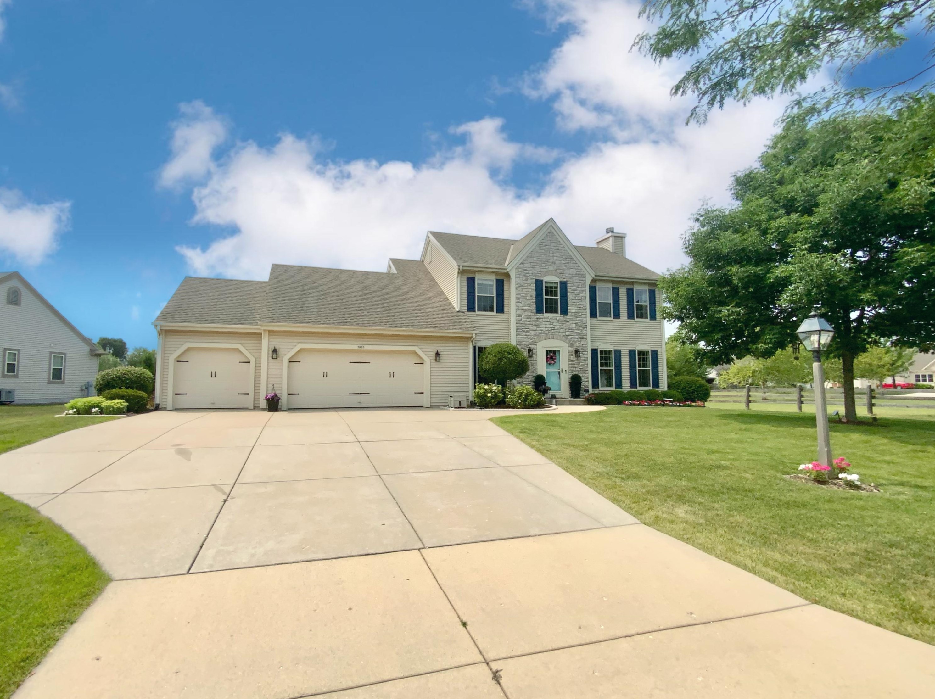 7957 Lakeview Dr, Hales Corners WI  53132-7910 exterior