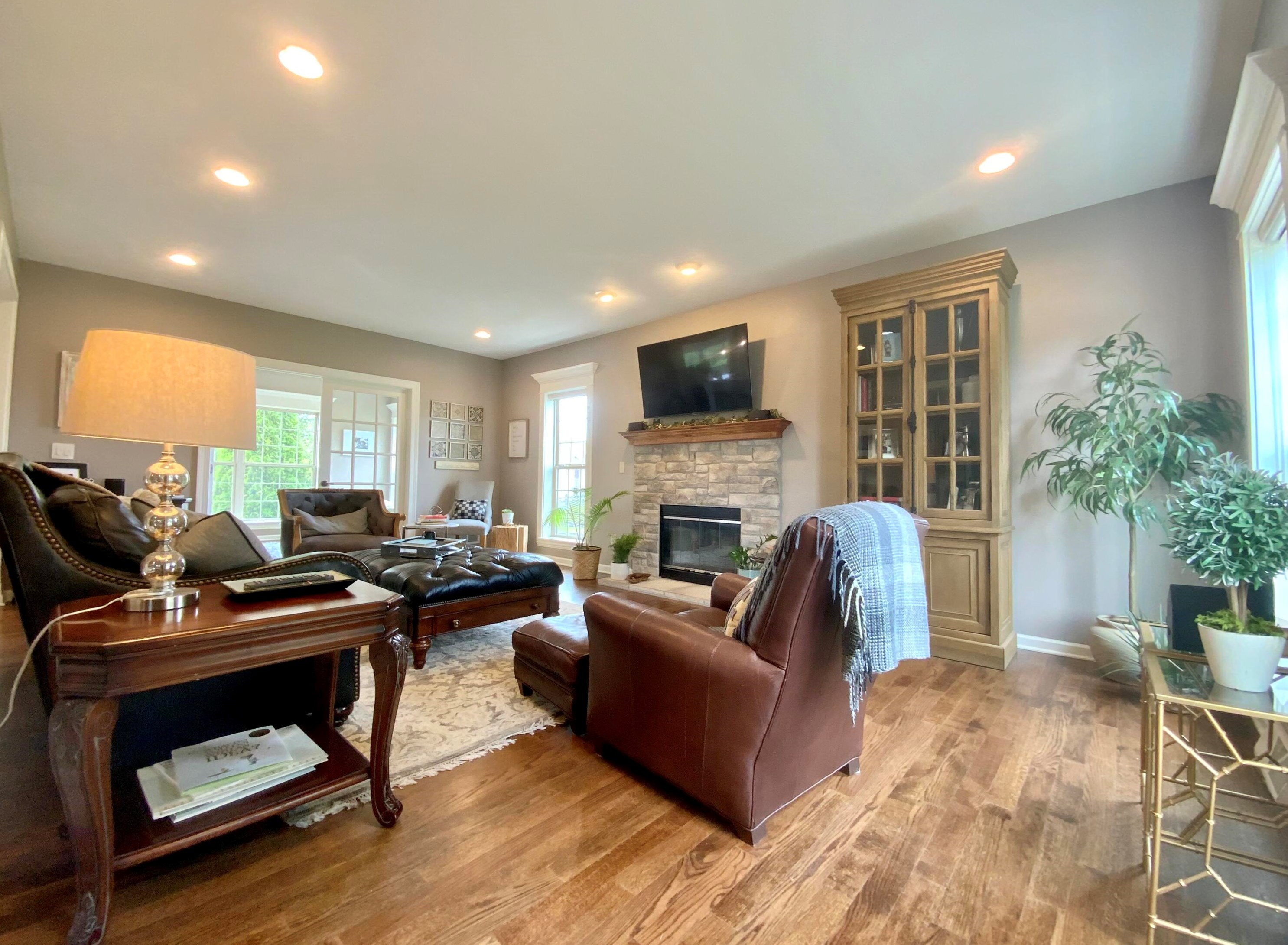 7957 Lakeview Dr, Hales Corners WI  53132-7910 exterior