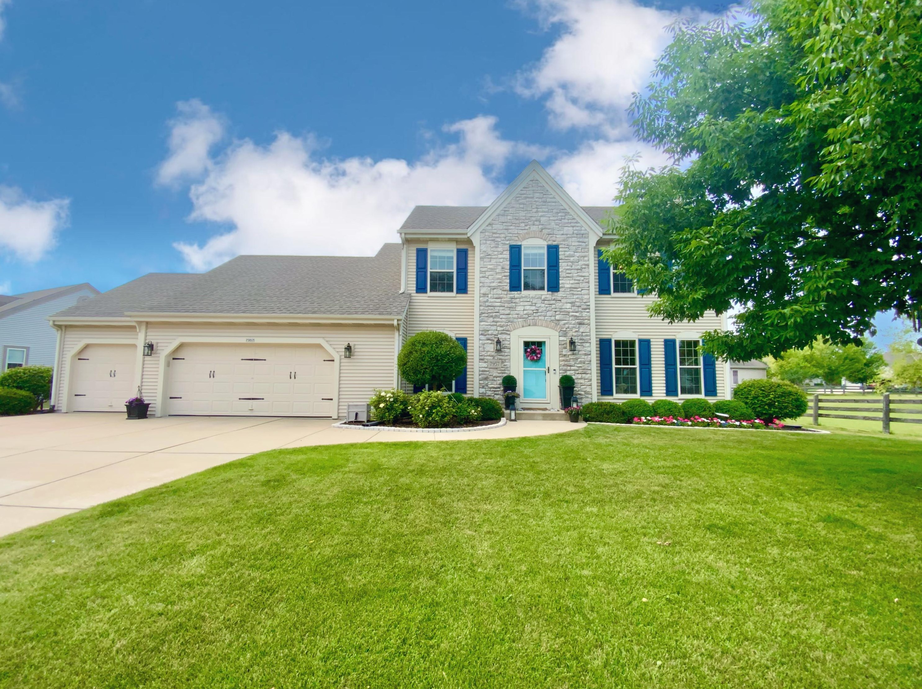 7957 Lakeview Dr, Hales Corners WI  53132-7910 exterior