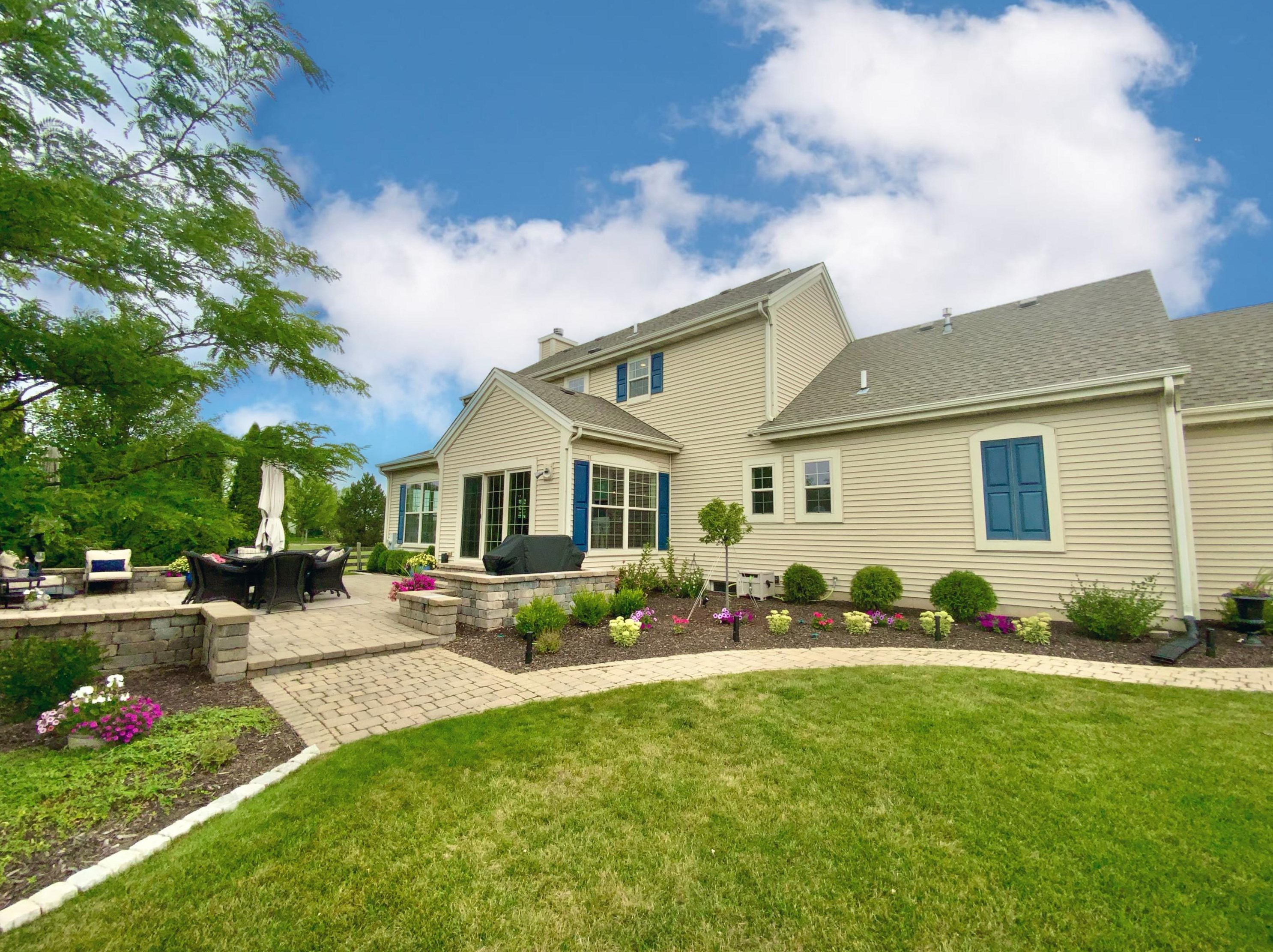 7957 Lakeview Dr, Hales Corners WI  53132-7910 exterior