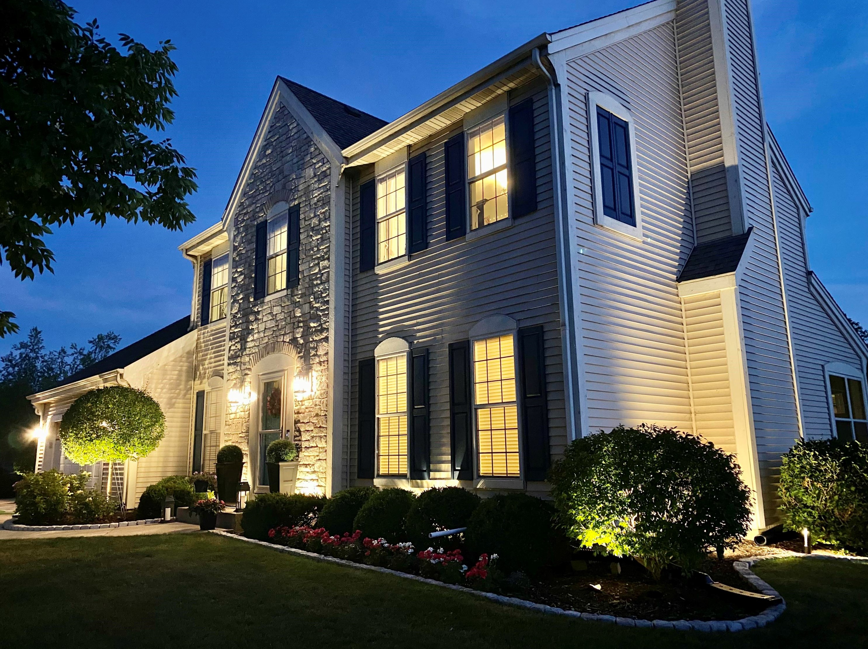 7957 Lakeview Dr, Hales Corners WI  53132-7910 exterior