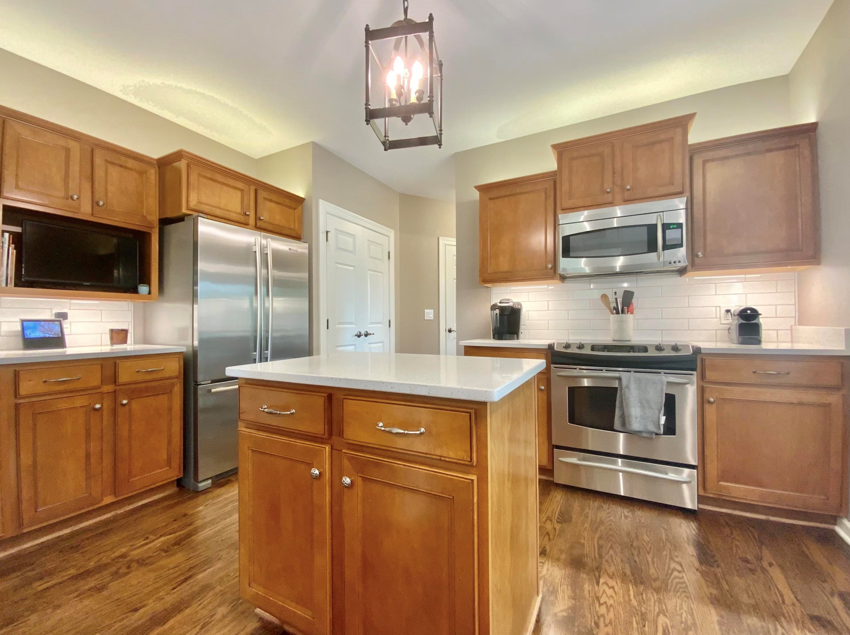 7957 Lakeview Dr, Hales Corners WI  53132-7910 exterior