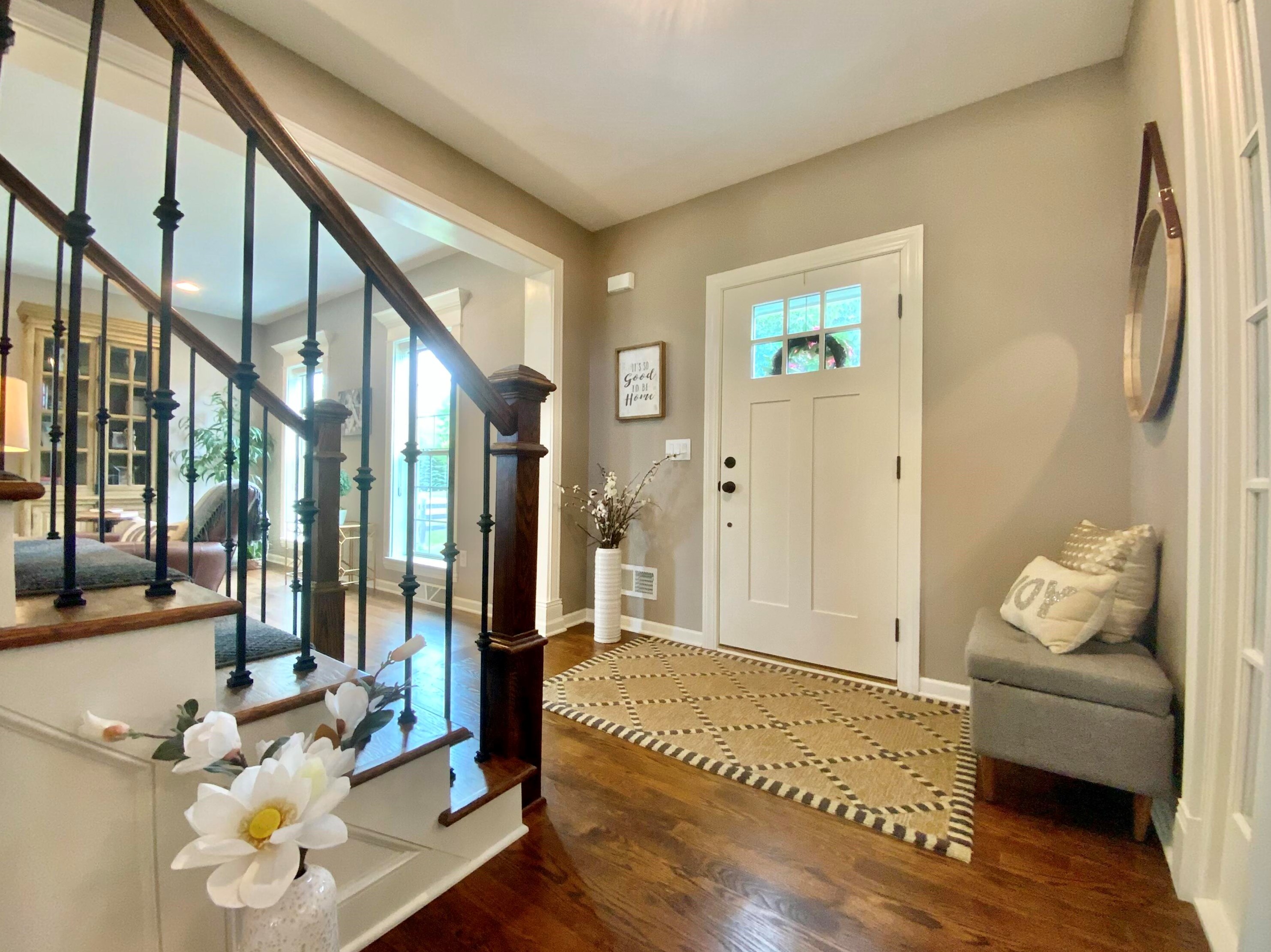 7957 Lakeview Dr, Hales Corners WI  53132-7910 exterior