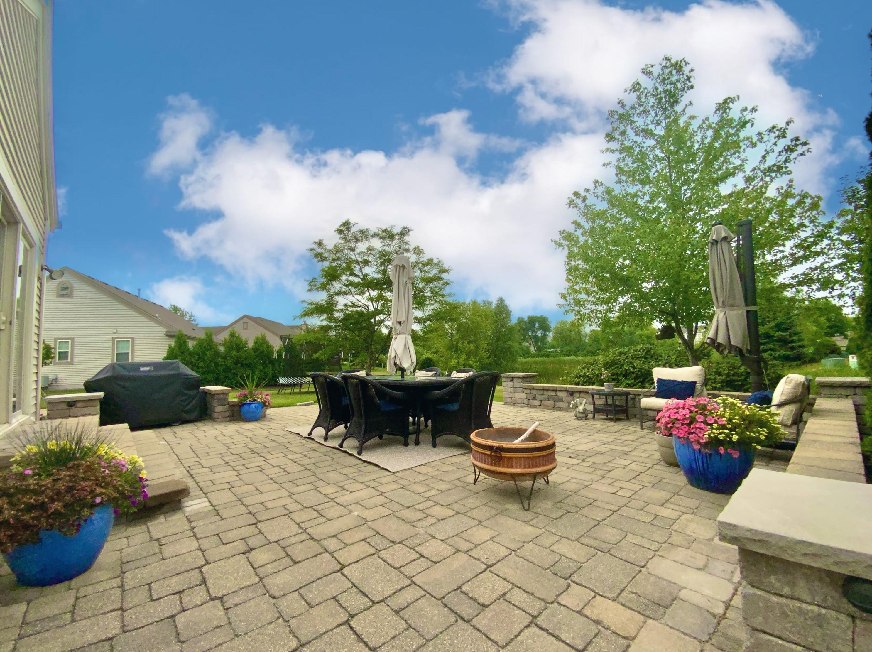 7957 Lakeview Dr, Hales Corners WI  53132-7910 exterior