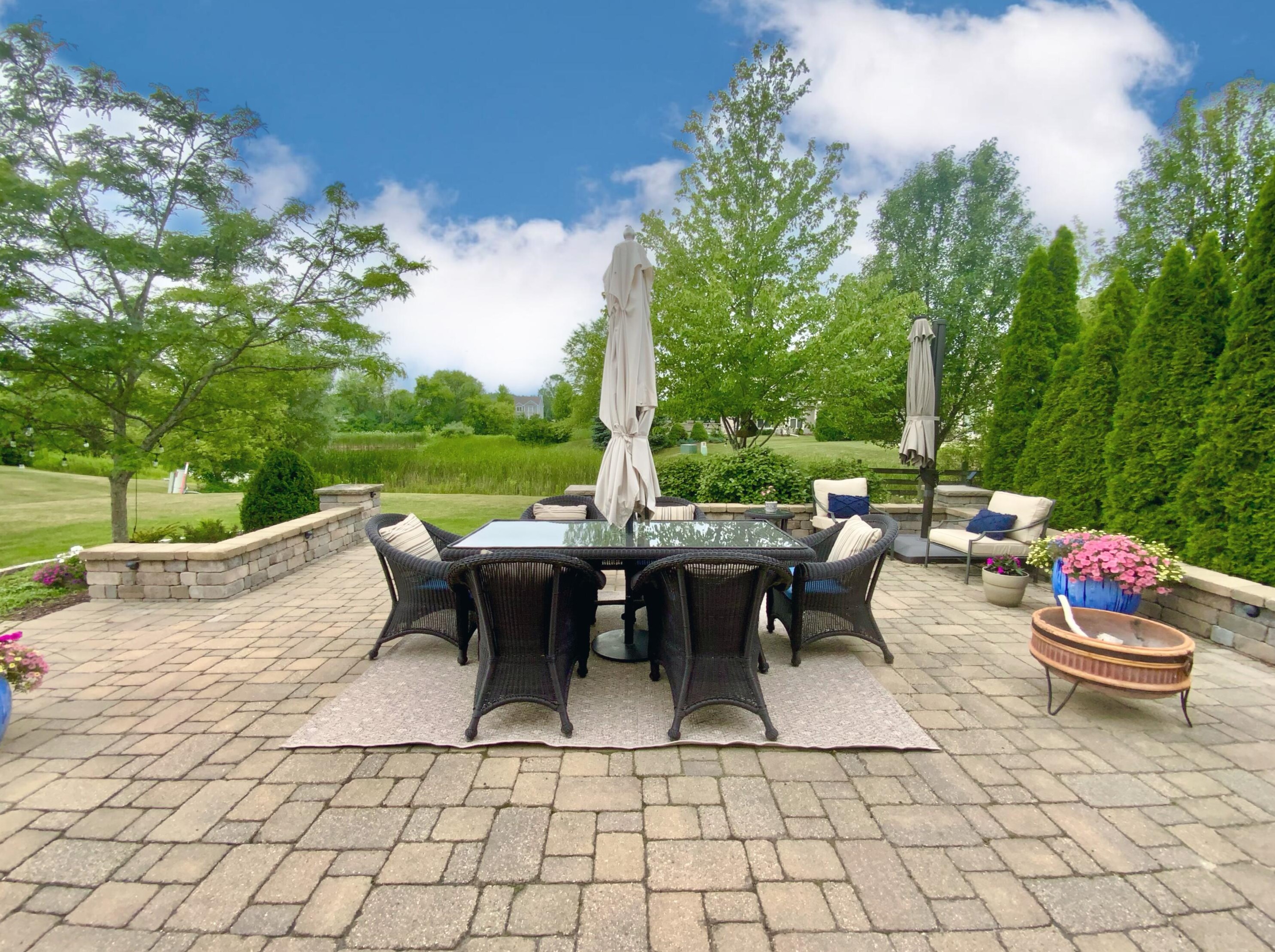 7957 Lakeview Dr, Hales Corners WI  53132-7910 exterior