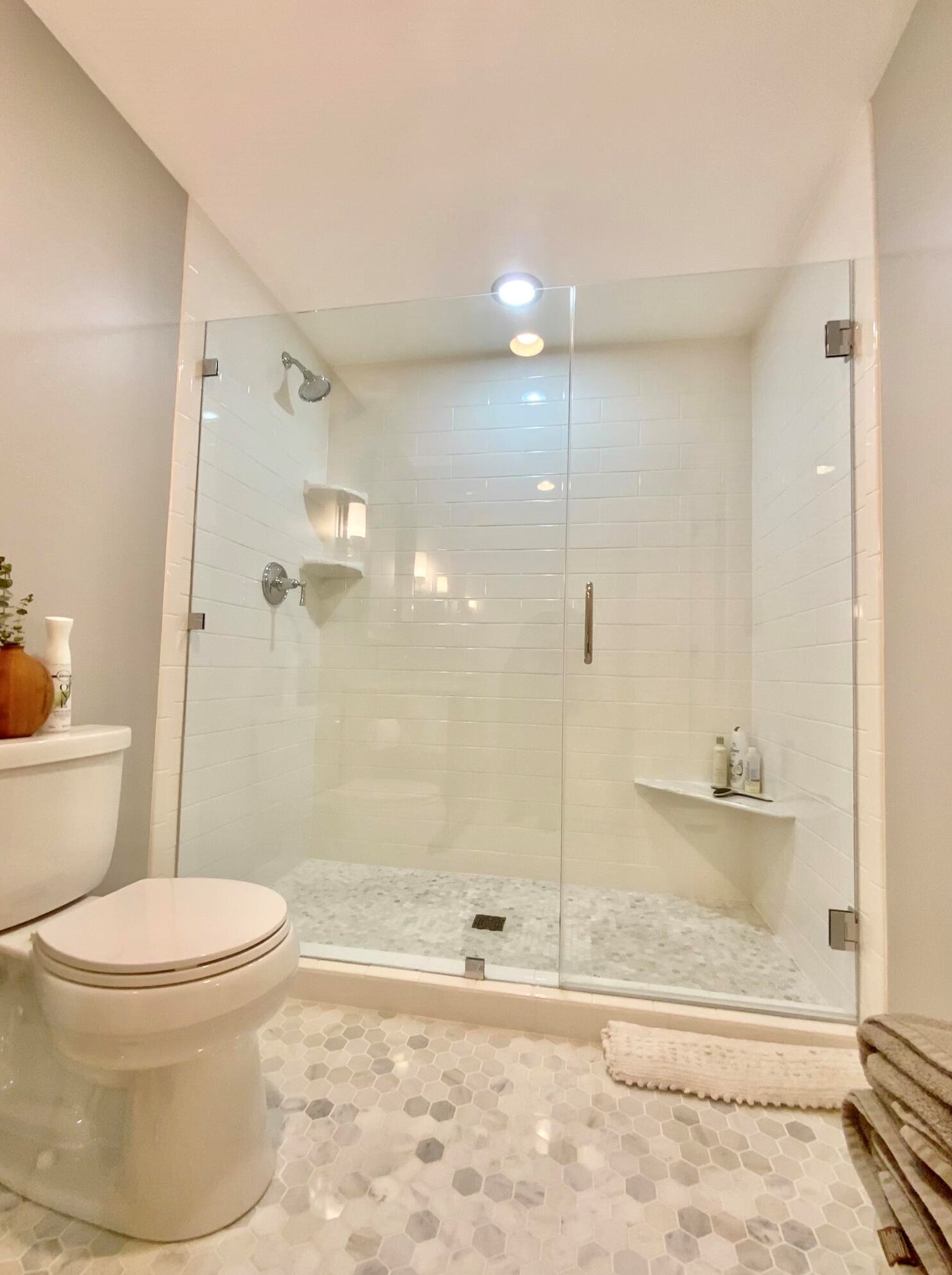 7957 Lakeview Dr, Hales Corners WI  53132-7910 exterior