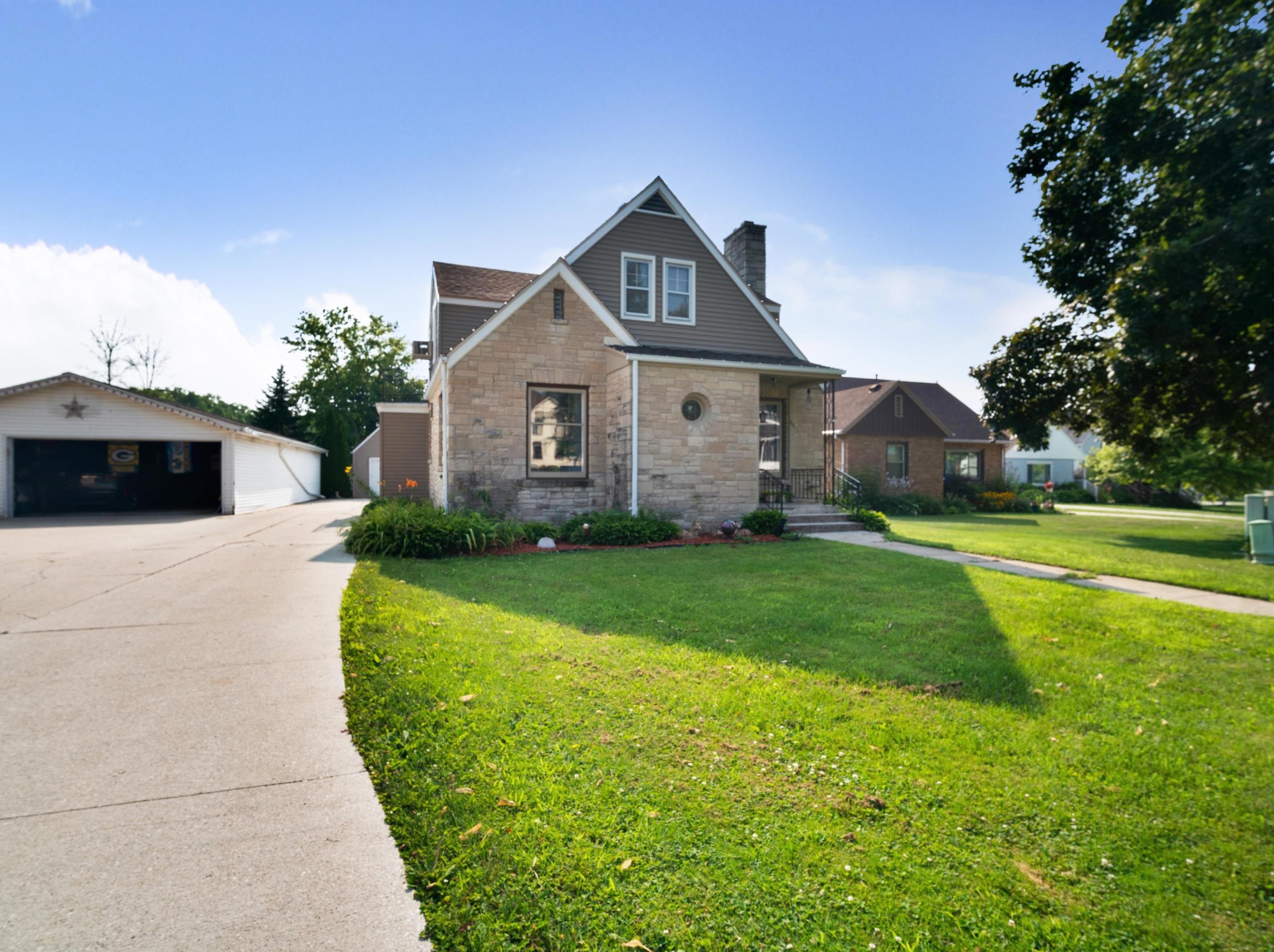 337 North St, Plymouth WI 53073-1227 exterior