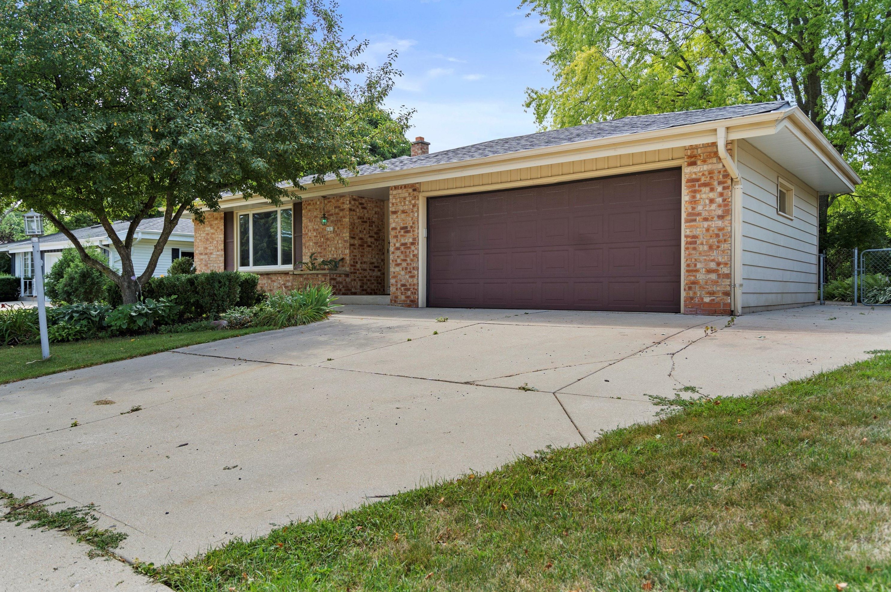2313 Montana Ave, Oak Creek WI  53154-2437 exterior