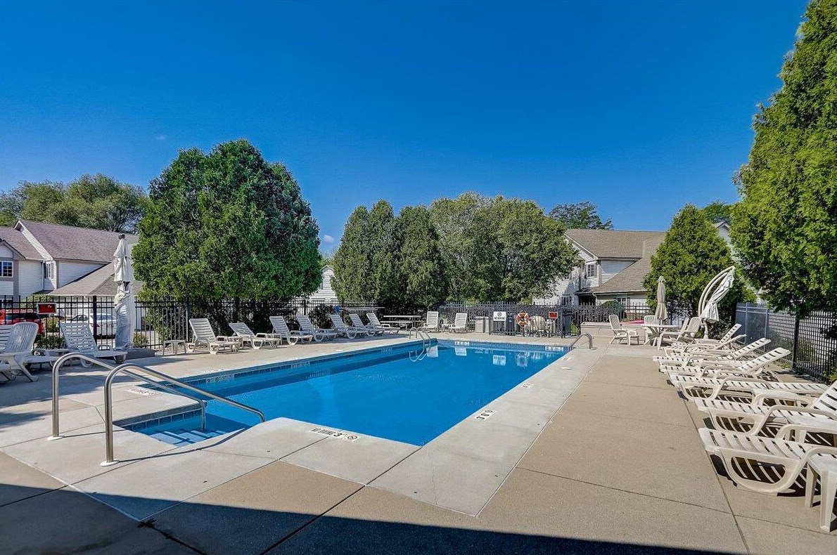 572 Pewaukee Rd, Pewaukee WI  53072-6553 exterior