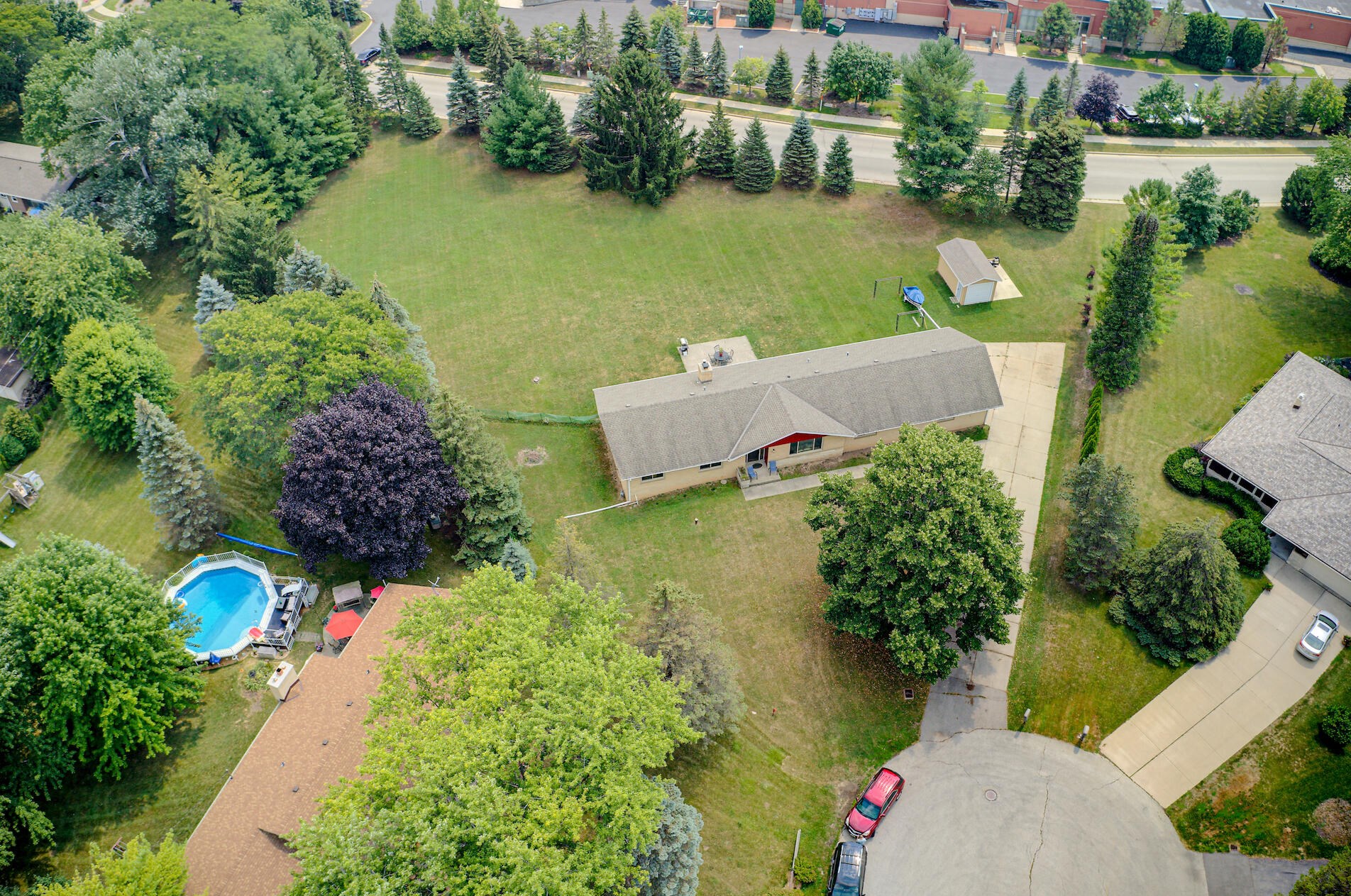 4100 Alpine Cir, Brookfield WI  53005-1410 exterior