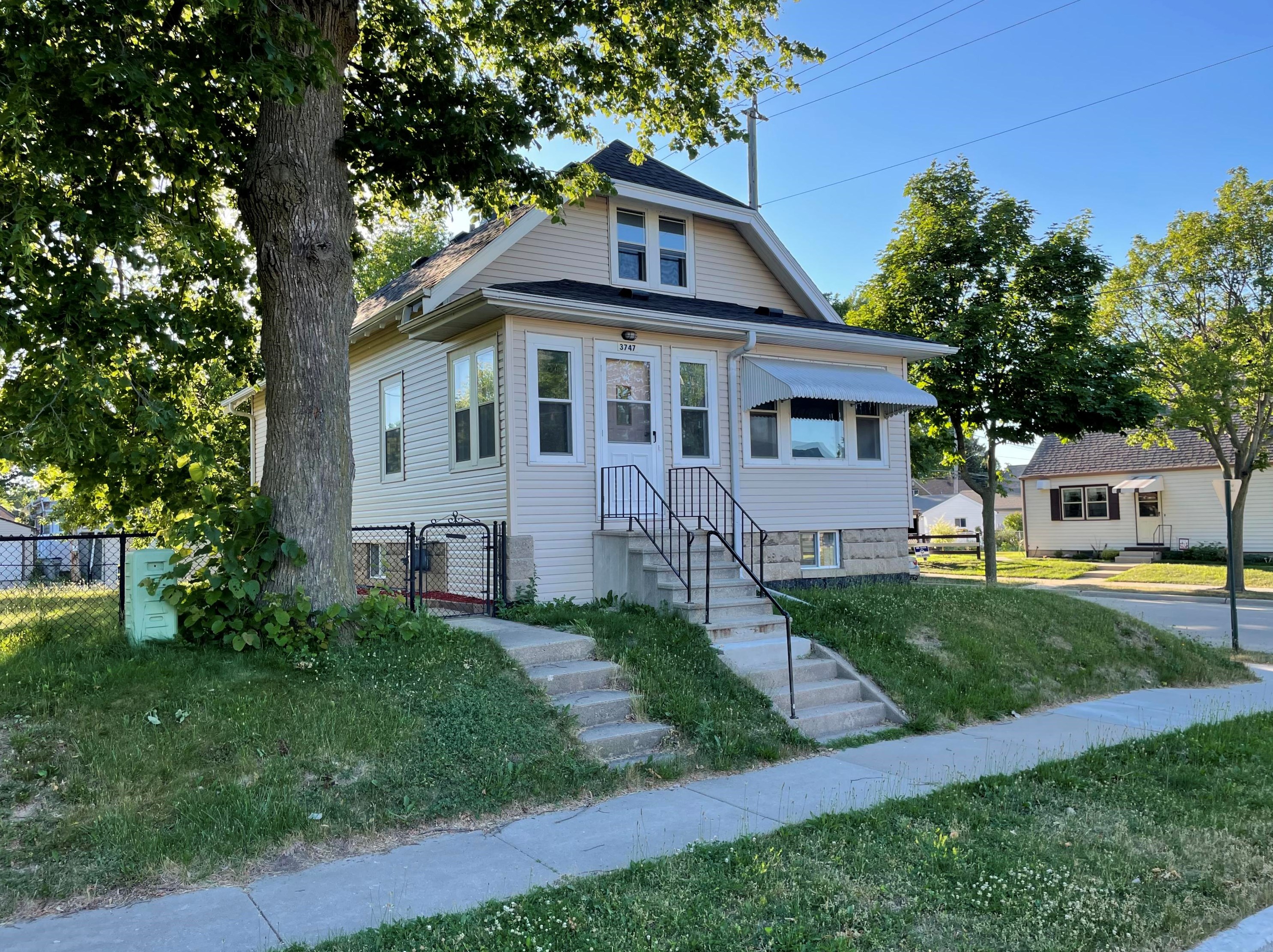 3747 Ahmedi Ave, Milwaukee WI  53235-4151 exterior