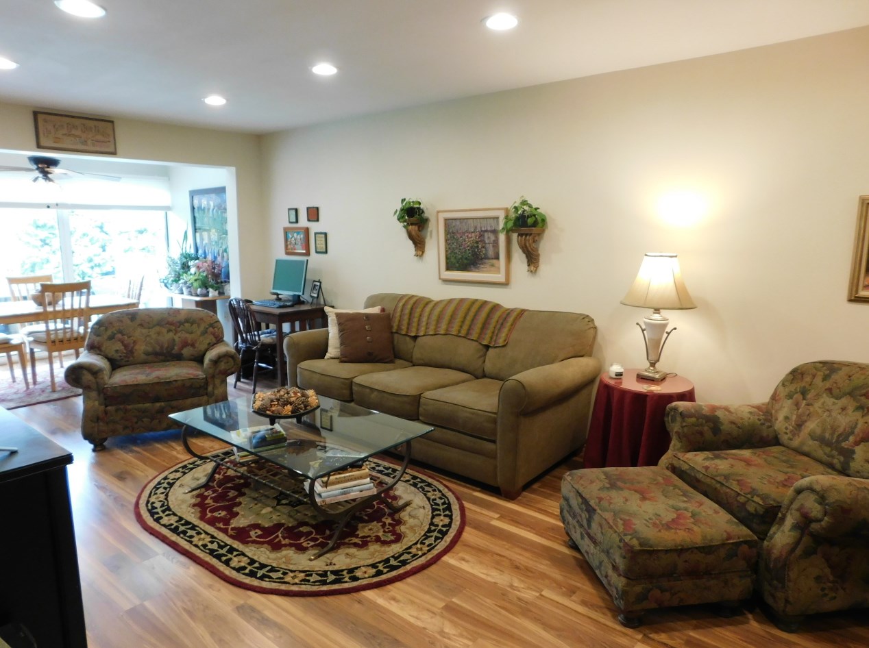 657 Hartford Sq, Hartford WI  53027-1982 exterior