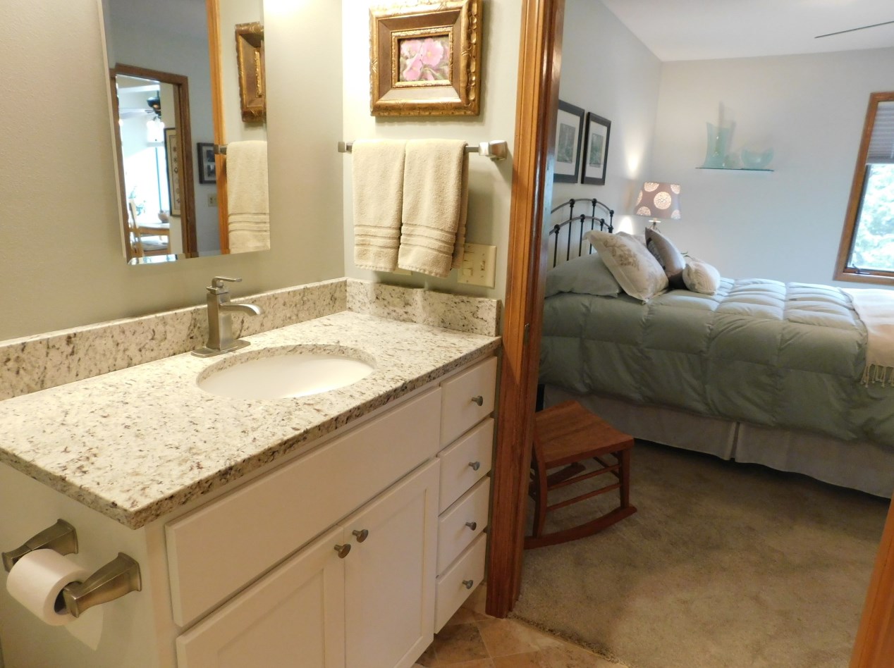 657 Hartford Sq, Hartford WI  53027-1982 exterior