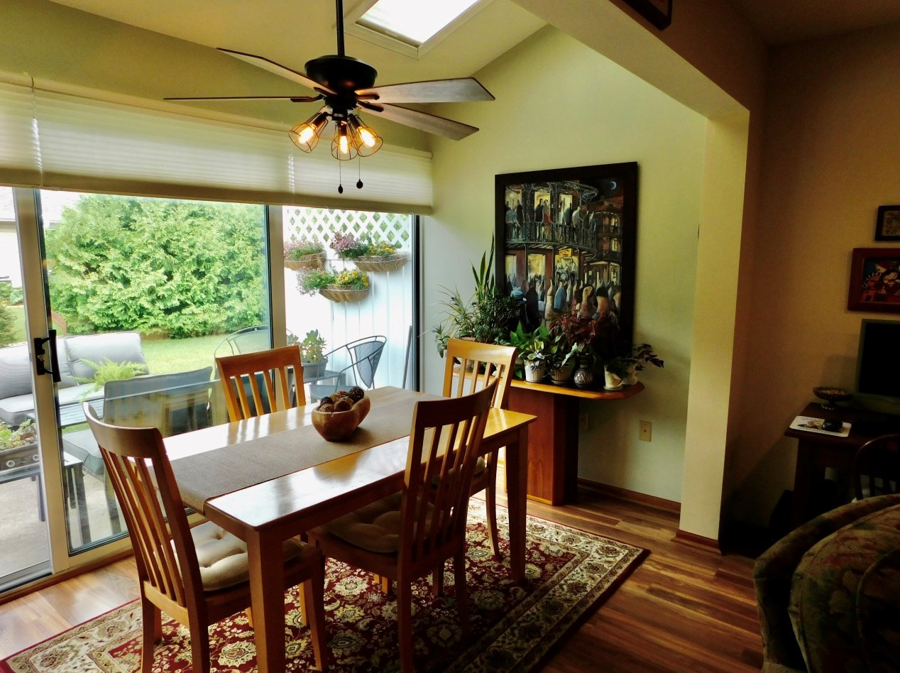 657 Hartford Sq, Hartford WI  53027-1982 exterior