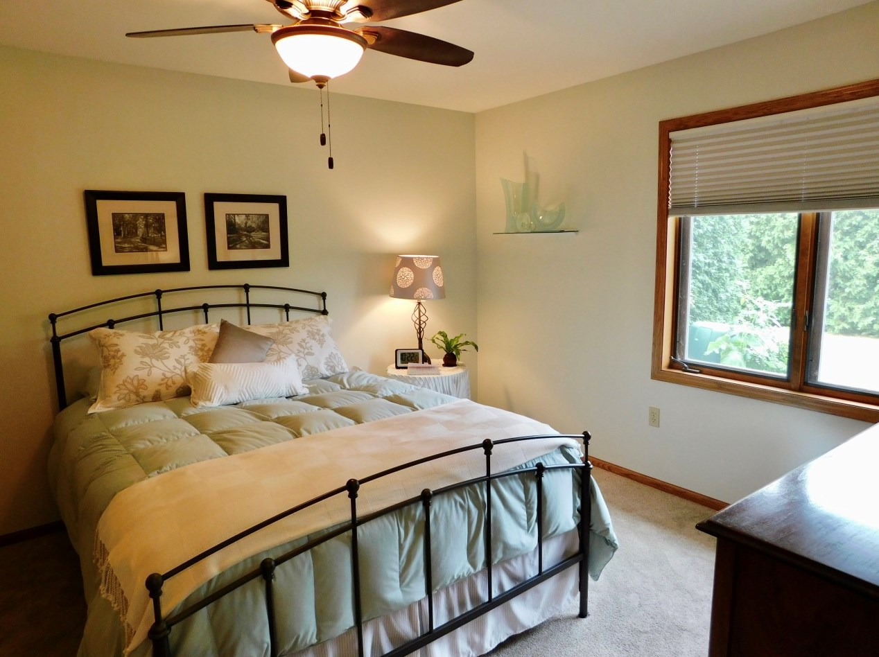 657 Hartford Sq, Hartford WI  53027-1982 exterior