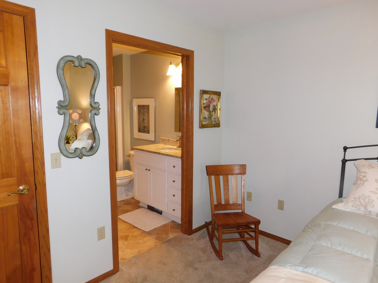 657 Hartford Sq, Hartford WI  53027-1982 exterior