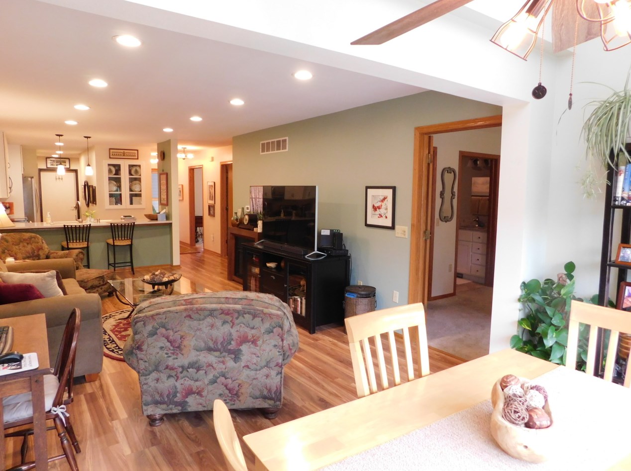 657 Hartford Sq, Hartford WI  53027-1982 exterior