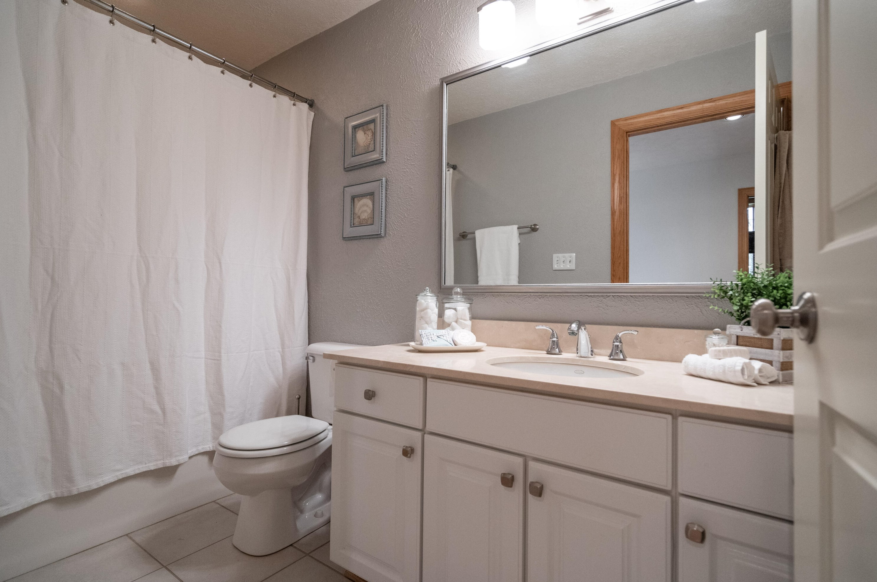 1605 Bristlecone Dr, Chenequa WI  53029-8655 exterior