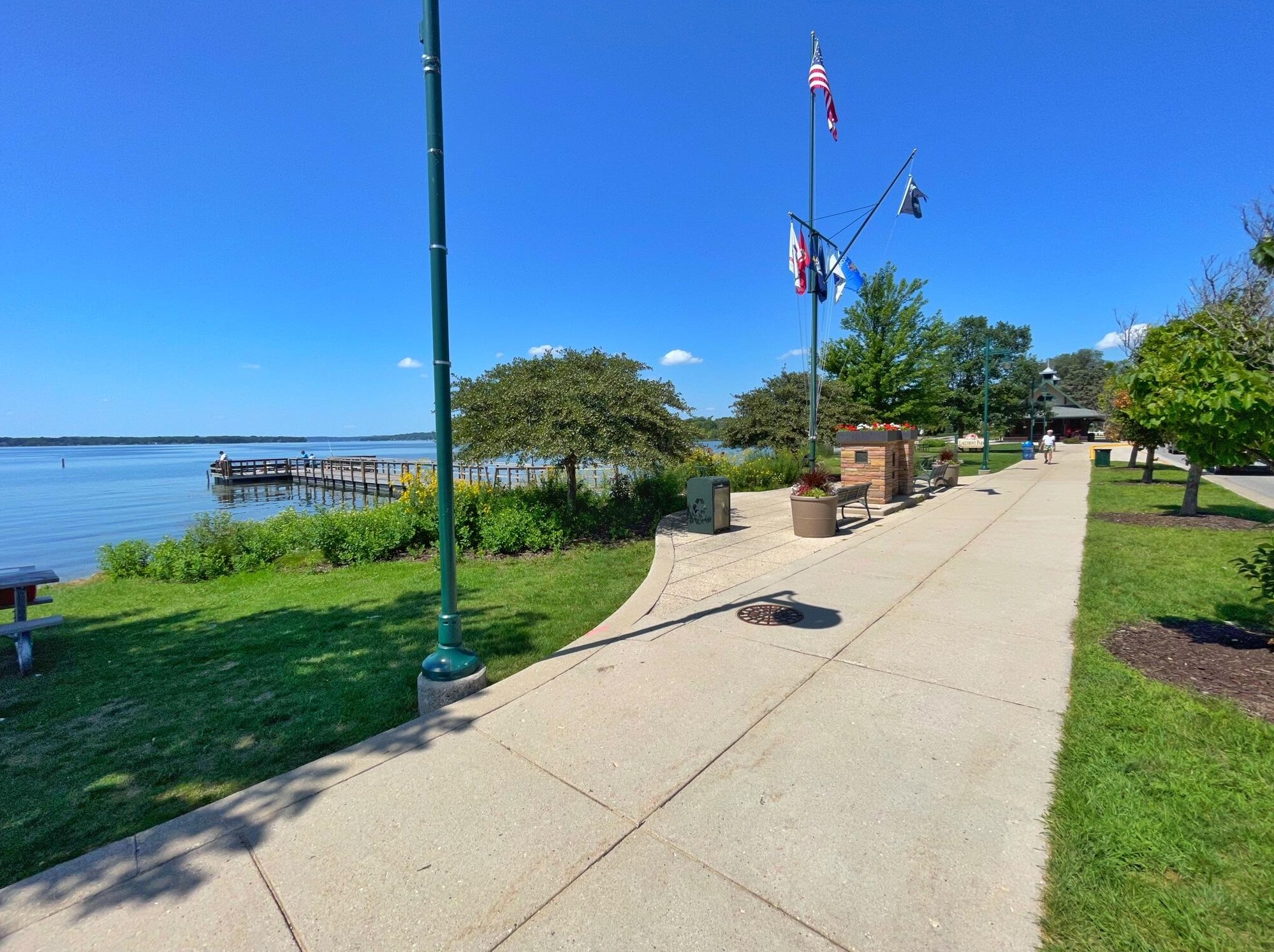 586 Grandview Ct, Pewaukee WI  53072-3002 exterior