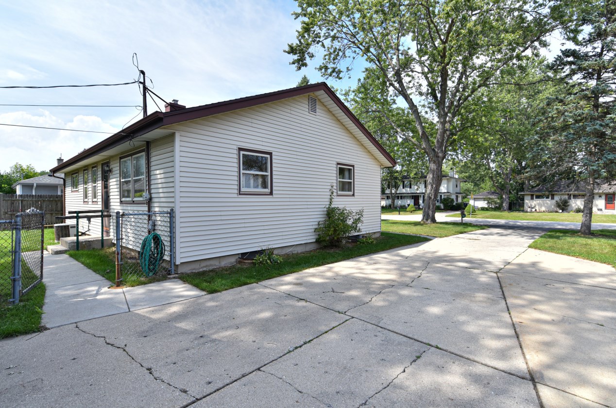 3415 Oak Creek Dr, Oak Creek WI  53154-4133 exterior