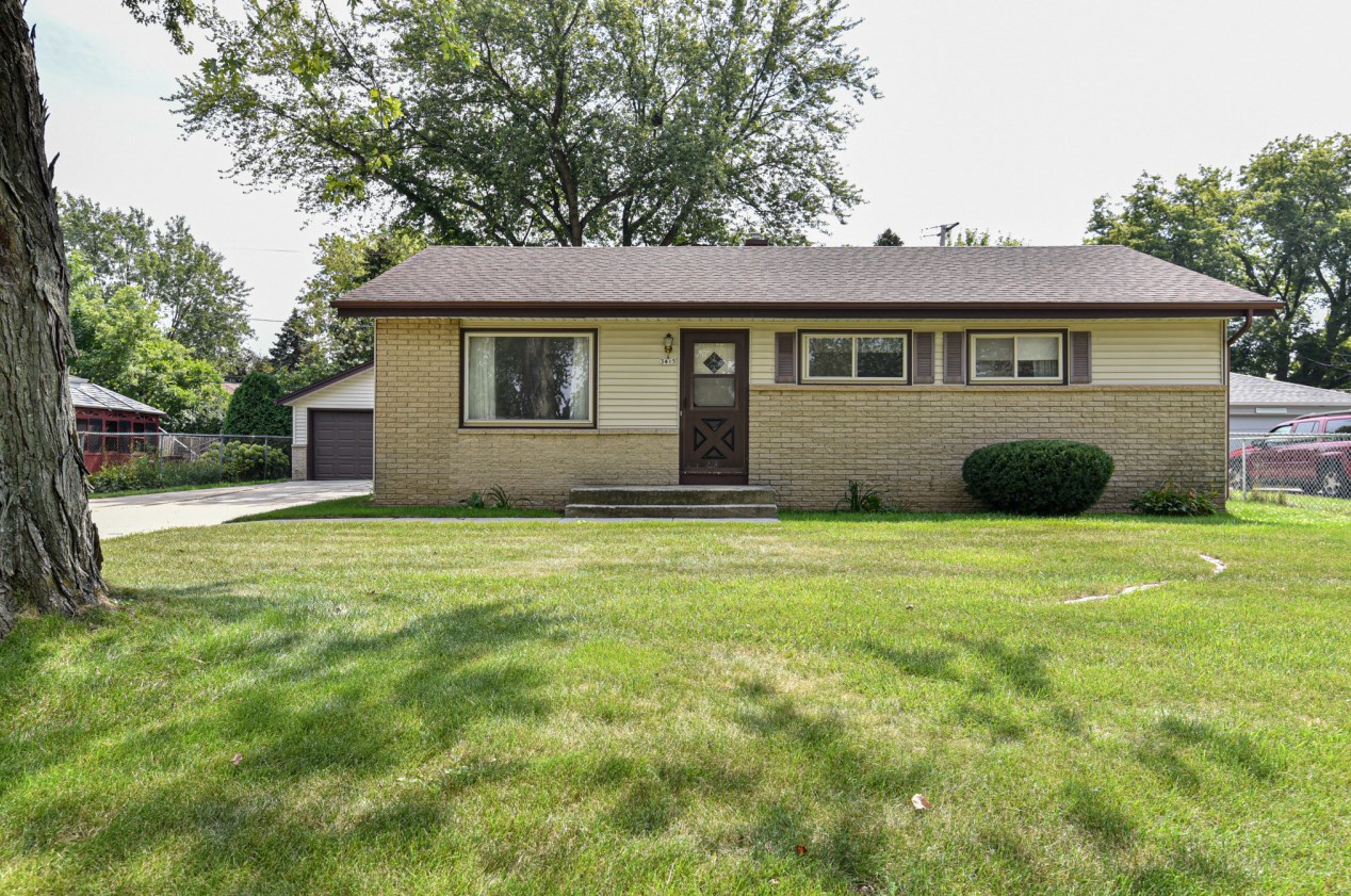 3415 Oak Creek Dr, Oak Creek WI  53154-4133 exterior