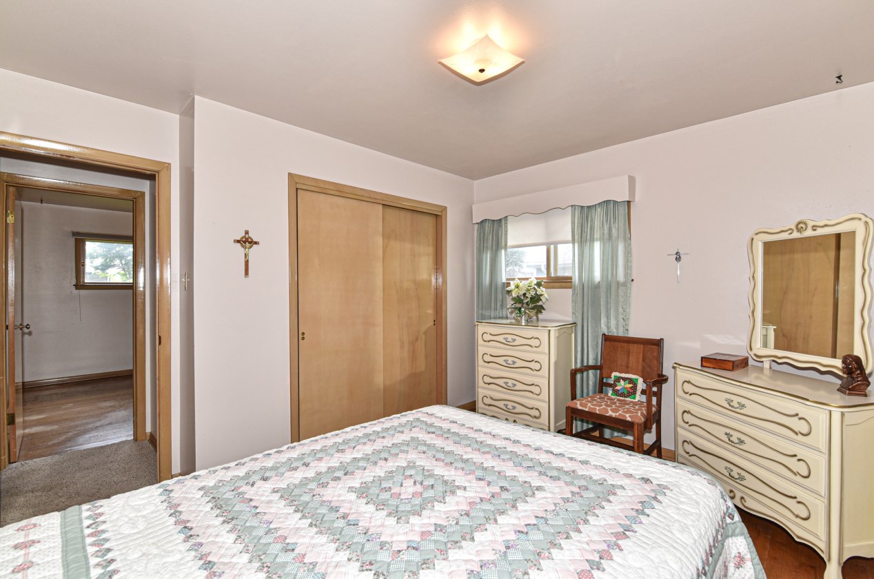 3415 Oak Creek Dr, Oak Creek WI  53154-4133 exterior