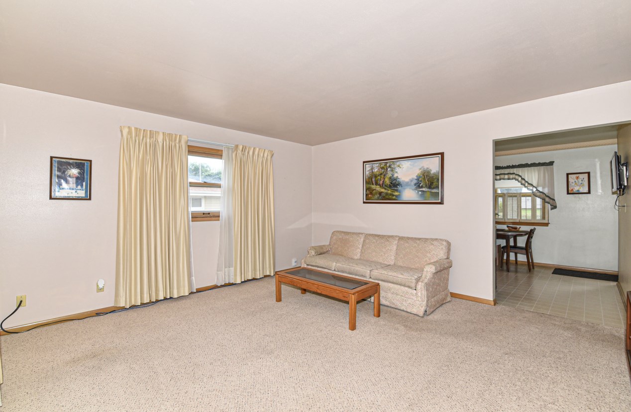 3415 Oak Creek Dr, Oak Creek WI  53154-4133 exterior