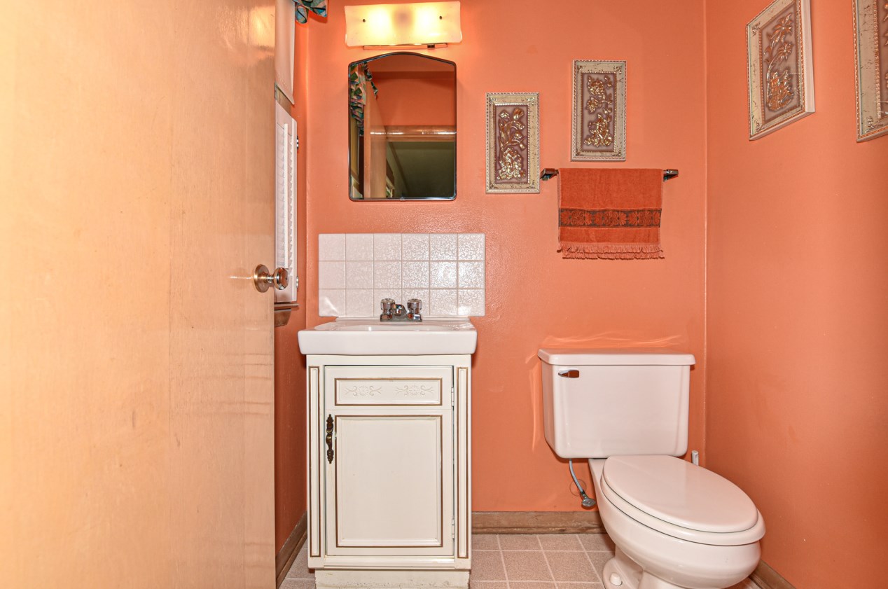 3415 Oak Creek Dr, Oak Creek WI  53154-4133 exterior