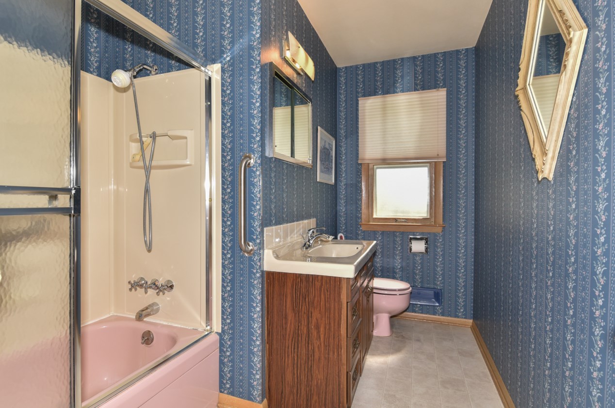 3415 Oak Creek Dr, Oak Creek WI  53154-4133 exterior