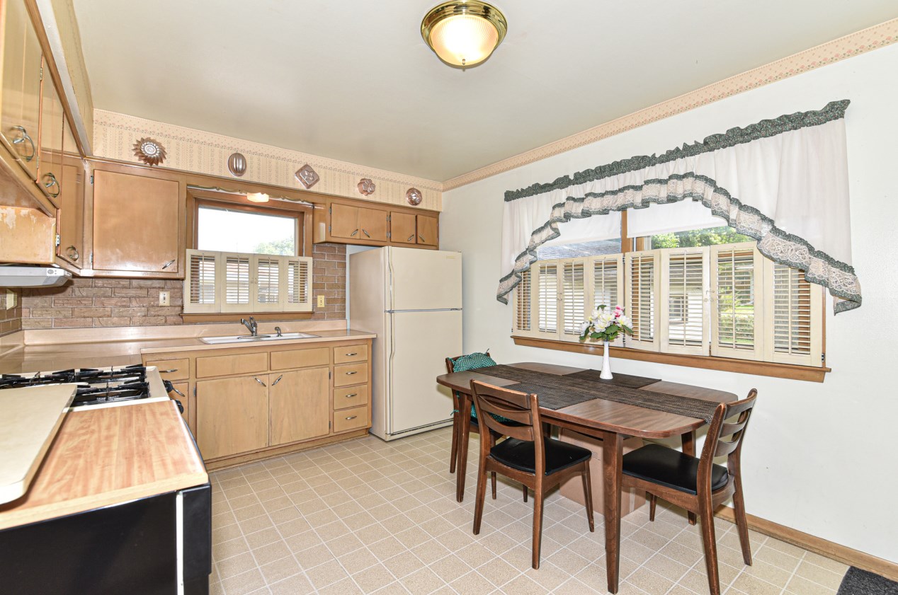 3415 Oak Creek Dr, Oak Creek WI  53154-4133 exterior