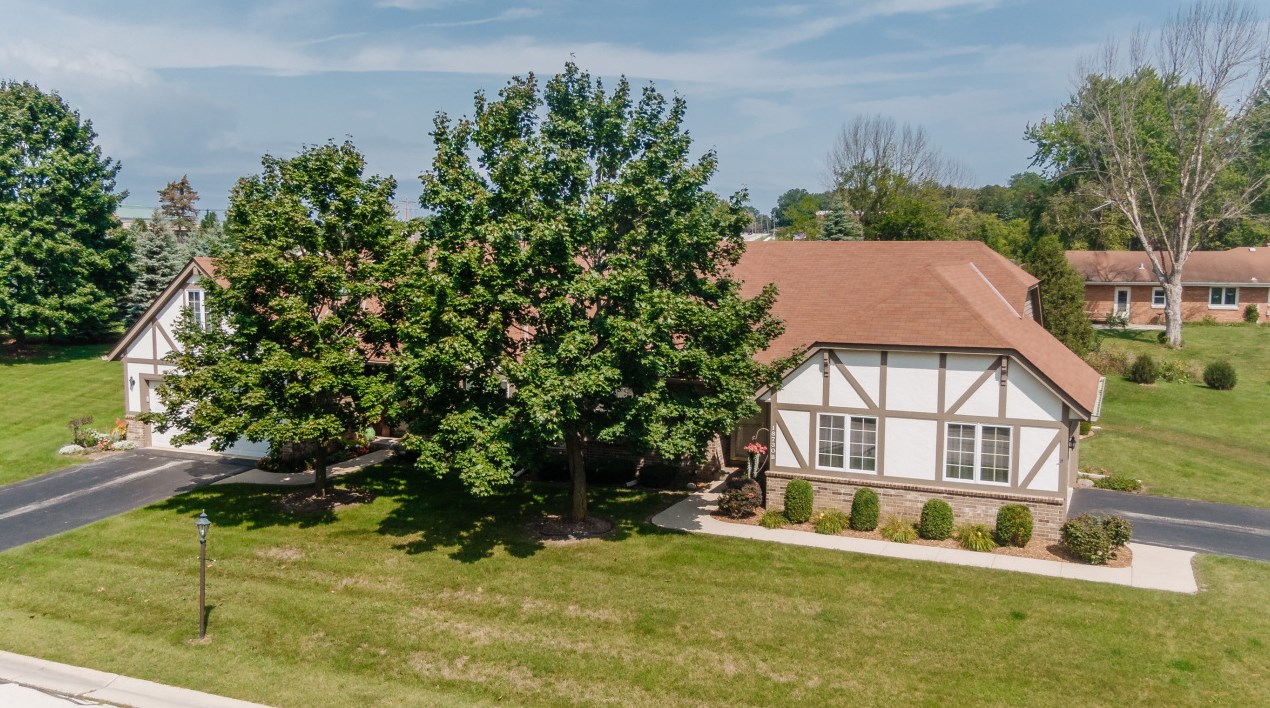 18730 Estate Cir, Brookfield WI 53045-2559 exterior