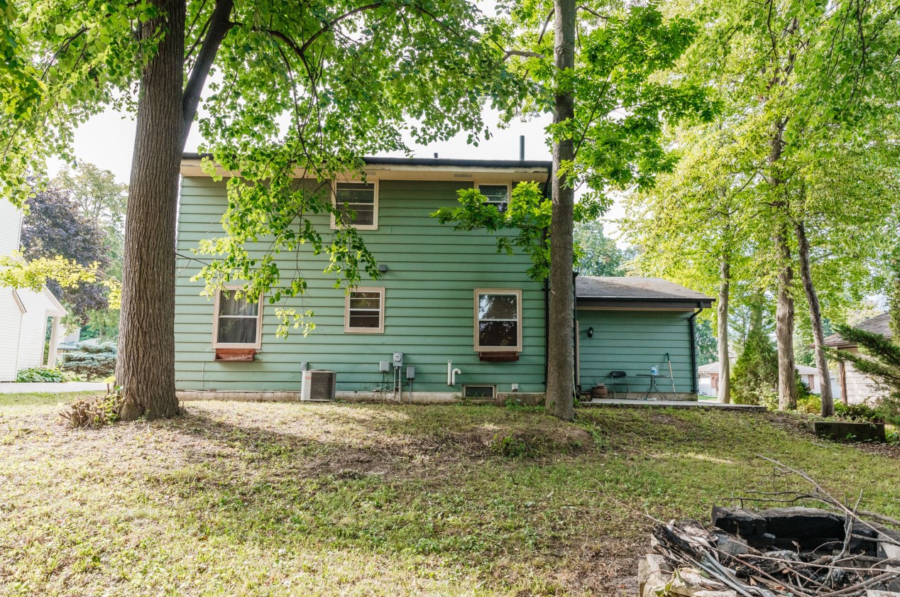 1824 Mackinac Ave, South Milwaukee WI  53172-2930 exterior