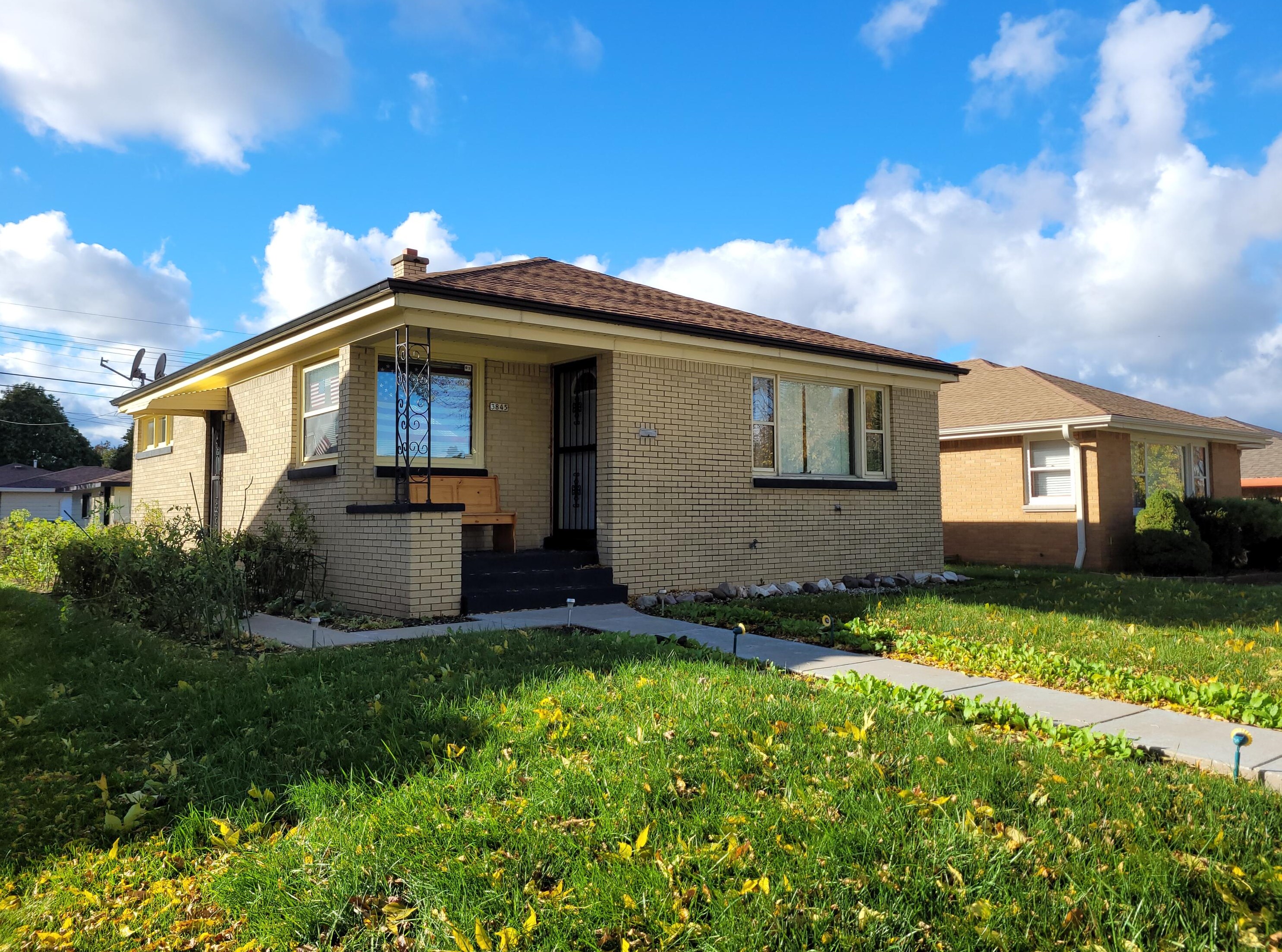 3845 61, Milwaukee WI 53216-2102 exterior