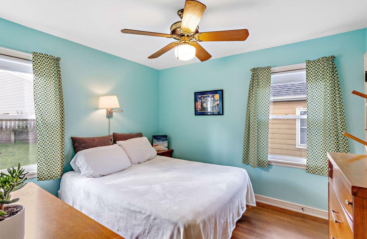 209 Honey Crk Dr, Milwaukee WI 53221-4062 exterior