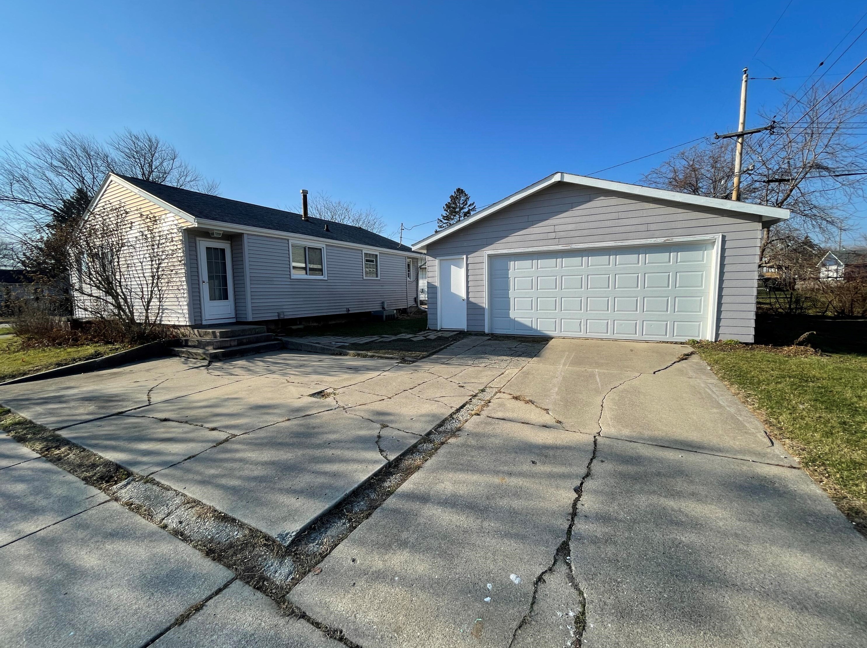 1600 Harmony Dr, Racine WI 53402-3272 exterior