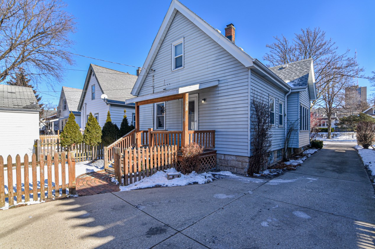 3417 Cramer St, Milwaukee WI 53211-2816 exterior